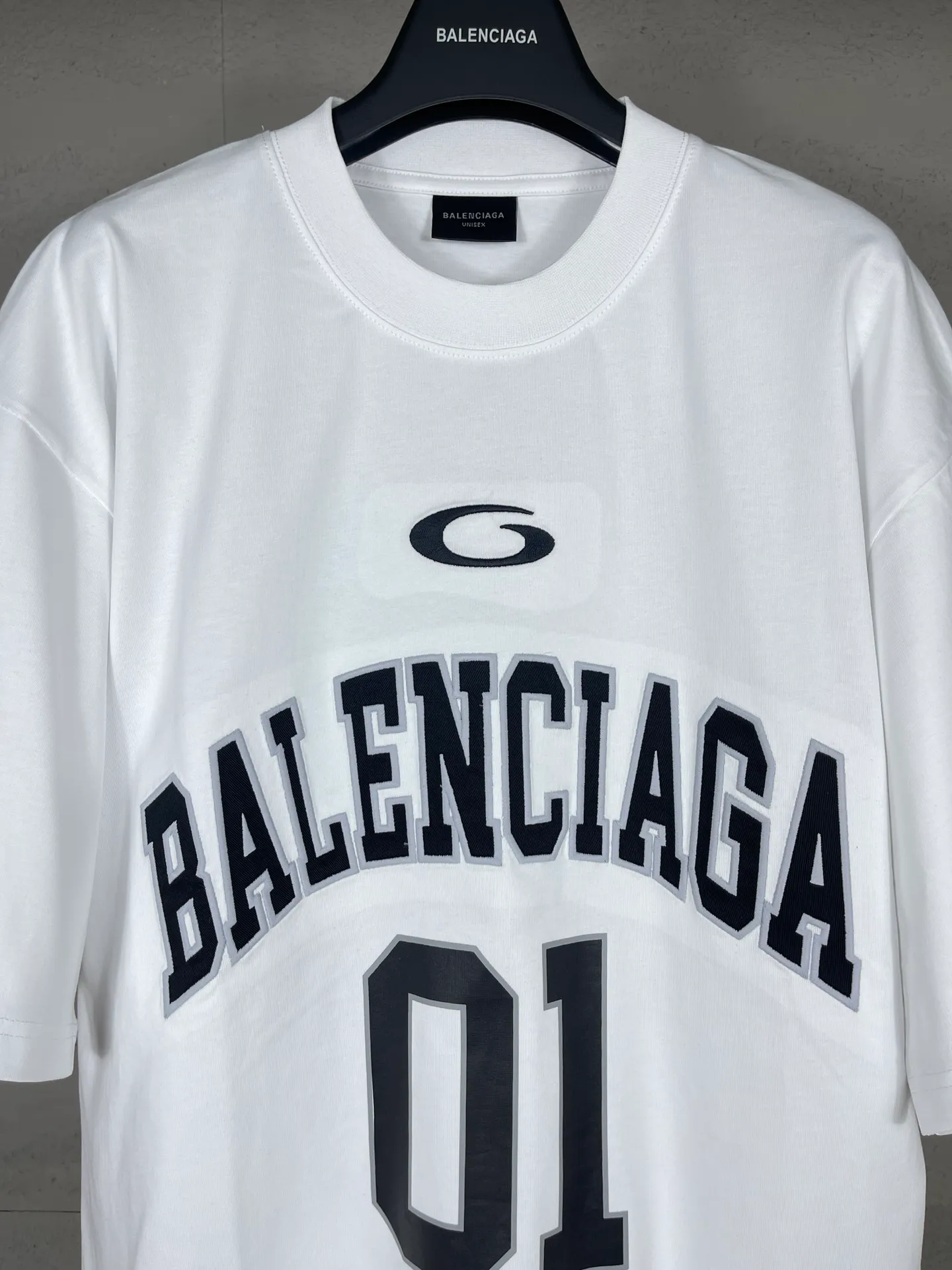 🅿️210 Actual pictures [Top version. Official website quality] BALENCI*GA/Paris.SS25 latest basketball uniform embroidered printed long-sleeved T-shirt. The front embroidery is embroidered and printed using a Tajima computer embroidery machine, the lower left corner is stamped, and the back piece is printed. Brick cabinets are synchronized. Genuine products are developed at the first time. The fabric is made of Paris ZP custom-woven and dyed cotton double yarn. Weighing 260 grams, the cloth surface is clean. The cloth pattern is clear, soft and comfortable. The threads are dyed with no color difference. The printing uses environmentally friendly imported materials, the letters are clear and the effect is three-dimensional. The version adopts OS loose shoulder design. Same style for men and women. Code: BL253626 Color: black, white, orchid, purple, yellow, green. Size: XS S M L