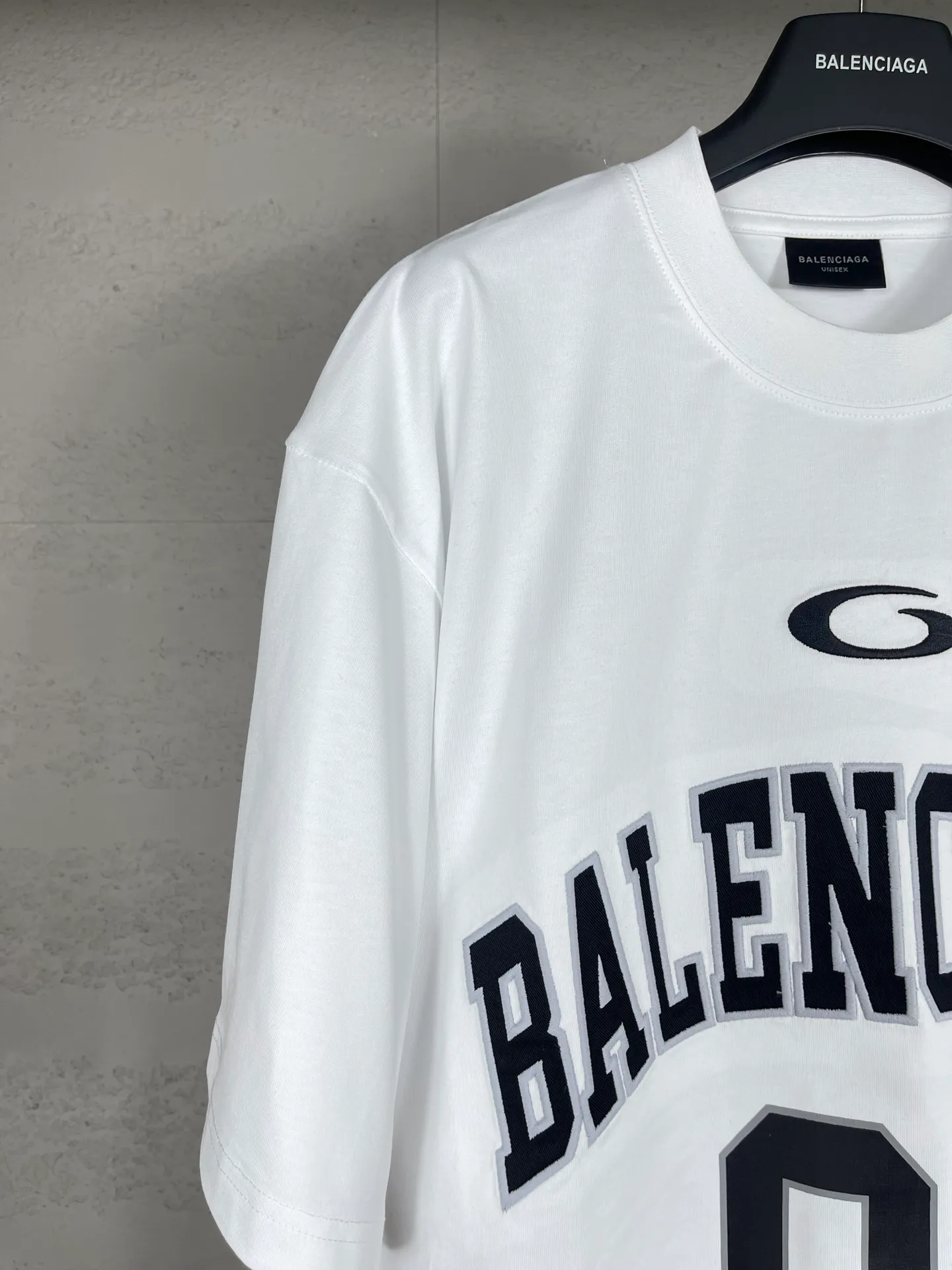 🅿️210 Actual pictures [Top version. Official website quality] BALENCI*GA/Paris.SS25 latest basketball uniform embroidered printed long-sleeved T-shirt. The front embroidery is embroidered and printed using a Tajima computer embroidery machine, the lower left corner is stamped, and the back piece is printed. Brick cabinets are synchronized. Genuine products are developed at the first time. The fabric is made of Paris ZP custom-woven and dyed cotton double yarn. Weighing 260 grams, the cloth surface is clean. The cloth pattern is clear, soft and comfortable. The threads are dyed with no color difference. The printing uses environmentally friendly imported materials, the letters are clear and the effect is three-dimensional. The version adopts OS loose shoulder design. Same style for men and women. Code: BL253626 Color: black, white, orchid, purple, yellow, green. Size: XS S M L