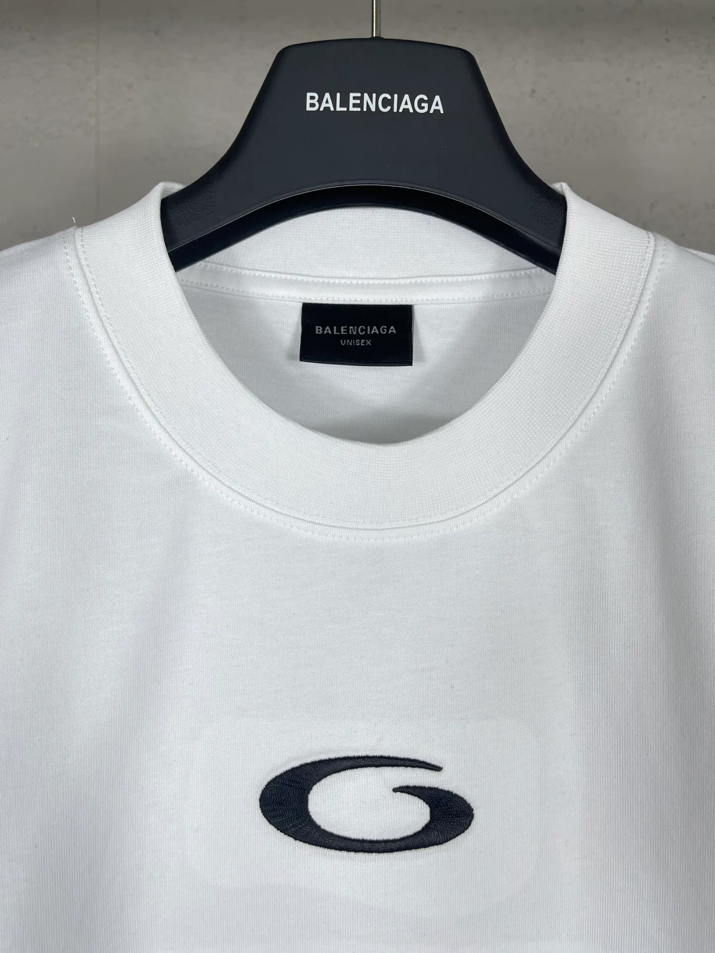 🅿️210 Actual pictures [Top version. Official website quality] BALENCI*GA/Paris.SS25 latest basketball uniform embroidered printed long-sleeved T-shirt. The front embroidery is embroidered and printed using a Tajima computer embroidery machine, the lower left corner is stamped, and the back piece is printed. Brick cabinets are synchronized. Genuine products are developed at the first time. The fabric is made of Paris ZP custom-woven and dyed cotton double yarn. Weighing 260 grams, the cloth surface is clean. The cloth pattern is clear, soft and comfortable. The threads are dyed with no color difference. The printing uses environmentally friendly imported materials, the letters are clear and the effect is three-dimensional. The version adopts OS loose shoulder design. Same style for men and women. Code: BL253626 Color: black, white, orchid, purple, yellow, green. Size: XS S M L