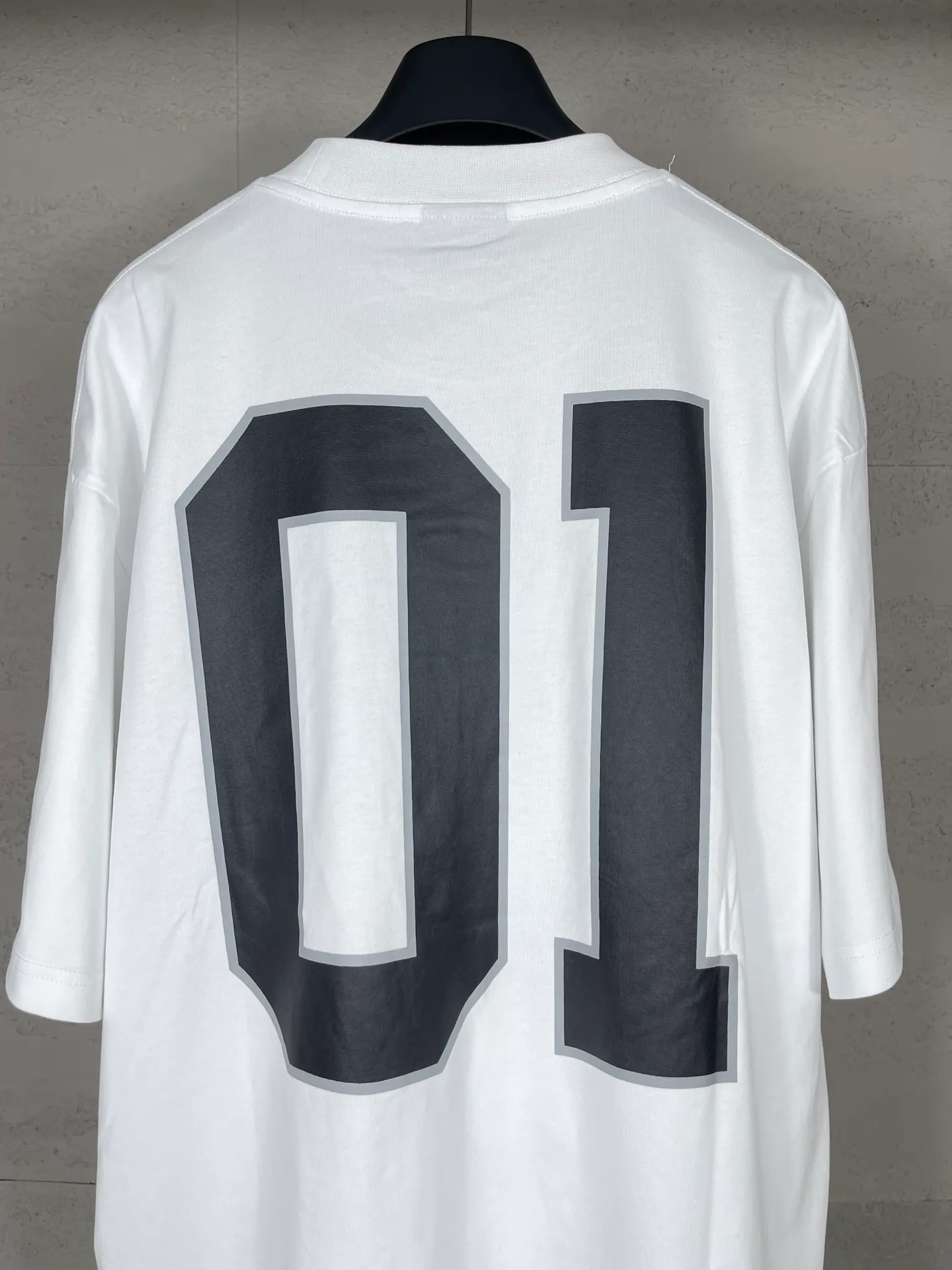 🅿️210 Actual pictures [Top version. Official website quality] BALENCI*GA/Paris.SS25 latest basketball uniform embroidered printed long-sleeved T-shirt. The front embroidery is embroidered and printed using a Tajima computer embroidery machine, the lower left corner is stamped, and the back piece is printed. Brick cabinets are synchronized. Genuine products are developed at the first time. The fabric is made of Paris ZP custom-woven and dyed cotton double yarn. Weighing 260 grams, the cloth surface is clean. The cloth pattern is clear, soft and comfortable. The threads are dyed with no color difference. The printing uses environmentally friendly imported materials, the letters are clear and the effect is three-dimensional. The version adopts OS loose shoulder design. Same style for men and women. Code: BL253626 Color: black, white, orchid, purple, yellow, green. Size: XS S M L