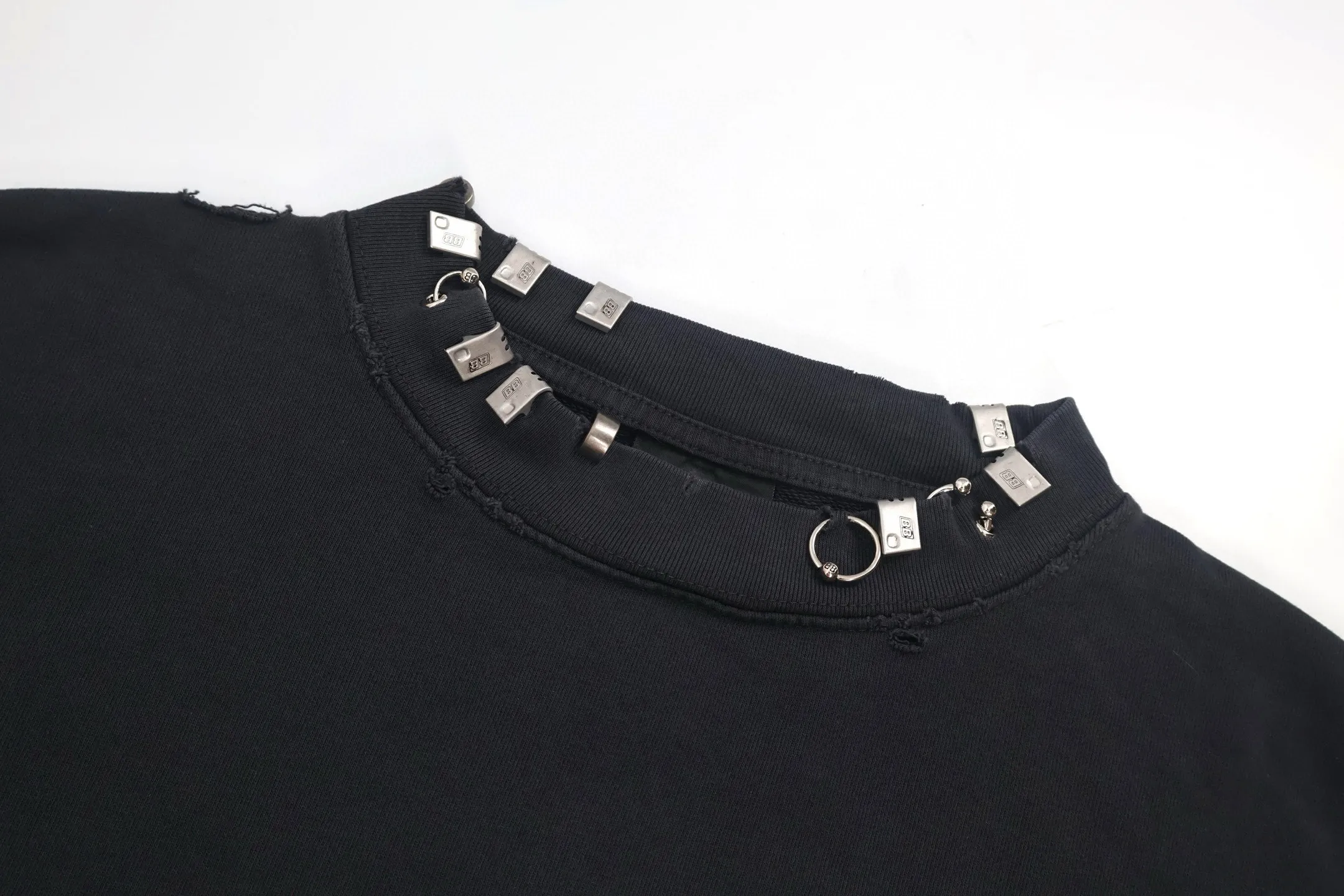 🅿️440 [Exclusive supply] BLCG collar rivet round neck sweatshirt. The fabric is custom-dyed with 380g cotton charcoal gray sweatshirt and 500g 1*1 rib. The bones are distinct and the upper body is full of texture. 14 independent hardware buckles have been washed and faded, and then snowflake washed out to achieve the same effect as the original board. The workmanship is complex and the loss is high. Many parts of the body are worn by pure manual regular positioning. The hardware at the neckline is all manually positioned and punctured. The daily output is low. The workmanship is very cumbersome. The timeliness is slow. The accessories are customized at 1:1 Paris light grain color hardware.  (Hardware independent mold customization consists of 14 different molds) Customized 1:1 Paris trademark. Size:S-M-L