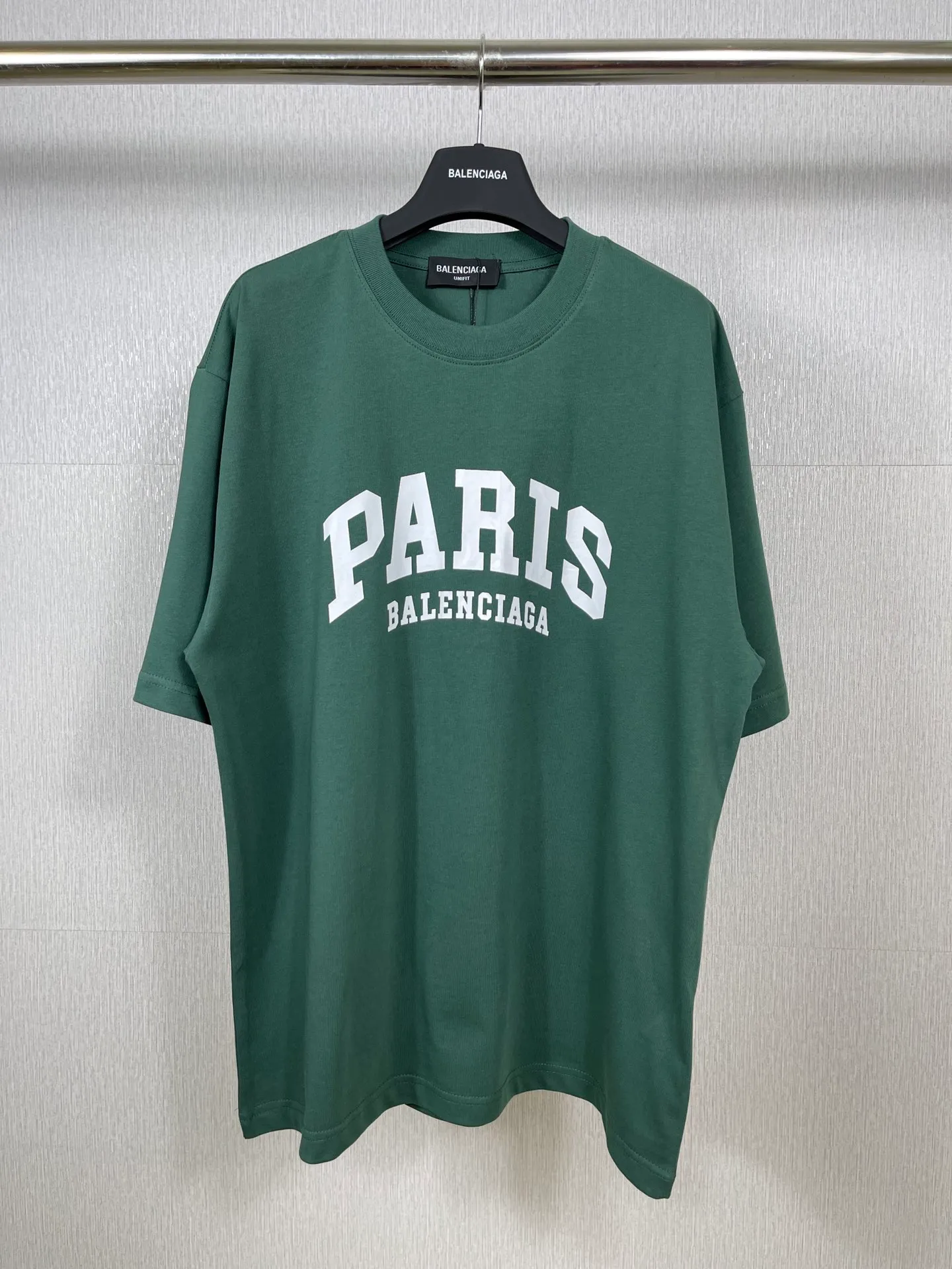 🅿️160 real photos [Top version. Official website quality] BALENCI*GA/Paris. Front-printed PARIS short-sleeved T-shirt. Brick cabinet synchronization. The fabric is made of Paris ZP custom-woven and dyed 100% cotton double yarn compact cotton. The weight is 260 grams, the cloth surface is clean. The cloth pattern is clear, soft and comfortable. The threads are dyed with no color difference. The classic LOGO is printed with environmentally friendly imported materials and precision printing screens. The letters are clear and the effect is three-dimensional, restoring the brick cabinet. Different market currencies, welcome to compare. The version adopts OS loose shoulder design. Same style for men and women. Code: BL223055 Color: white, black, army green, dark green Size: XS to L