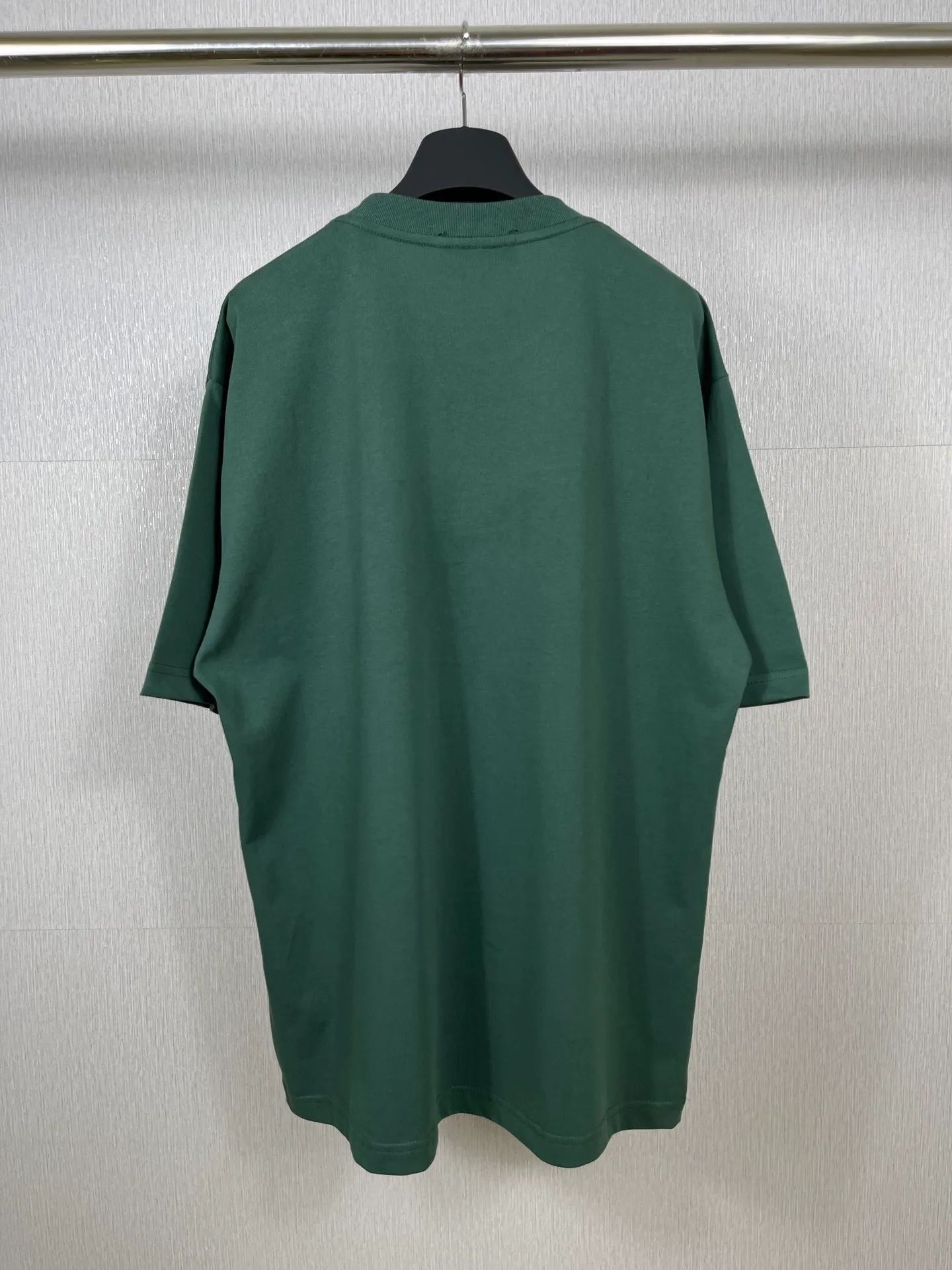 🅿️160 real photos [Top version. Official website quality] BALENCI*GA/Paris. Front-printed PARIS short-sleeved T-shirt. Brick cabinet synchronization. The fabric is made of Paris ZP custom-woven and dyed 100% cotton double yarn compact cotton. The weight is 260 grams, the cloth surface is clean. The cloth pattern is clear, soft and comfortable. The threads are dyed with no color difference. The classic LOGO is printed with environmentally friendly imported materials and precision printing screens. The letters are clear and the effect is three-dimensional, restoring the brick cabinet. Different market currencies, welcome to compare. The version adopts OS loose shoulder design. Same style for men and women. Code: BL223055 Color: white, black, army green, dark green Size: XS to L
