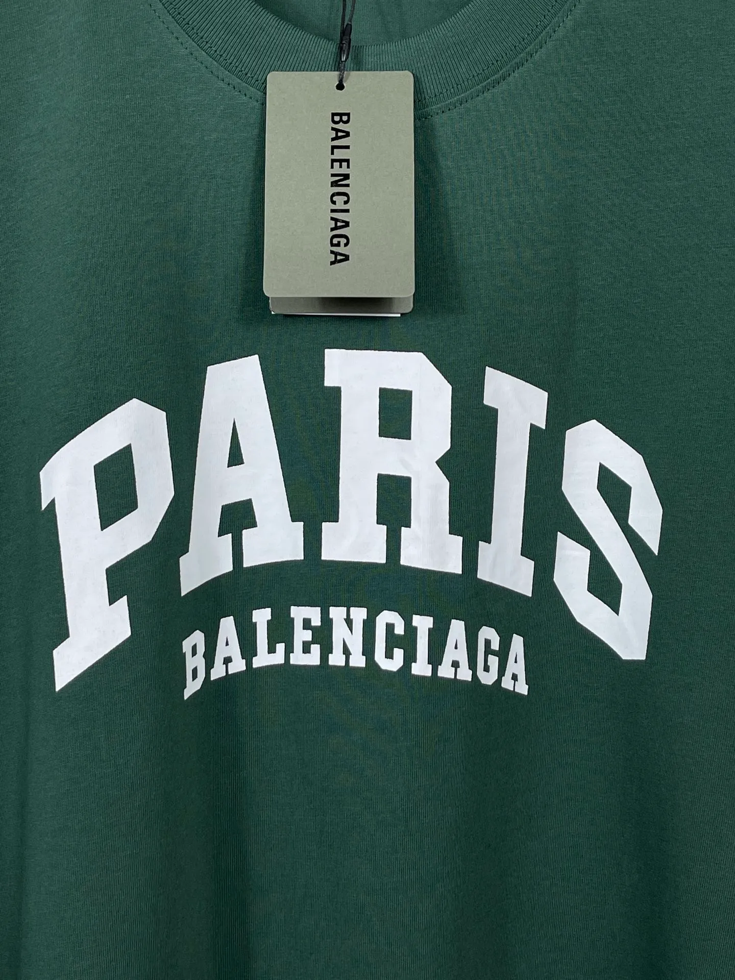🅿️160 real photos [Top version. Official website quality] BALENCI*GA/Paris. Front-printed PARIS short-sleeved T-shirt. Brick cabinet synchronization. The fabric is made of Paris ZP custom-woven and dyed 100% cotton double yarn compact cotton. The weight is 260 grams, the cloth surface is clean. The cloth pattern is clear, soft and comfortable. The threads are dyed with no color difference. The classic LOGO is printed with environmentally friendly imported materials and precision printing screens. The letters are clear and the effect is three-dimensional, restoring the brick cabinet. Different market currencies, welcome to compare. The version adopts OS loose shoulder design. Same style for men and women. Code: BL223055 Color: white, black, army green, dark green Size: XS to L