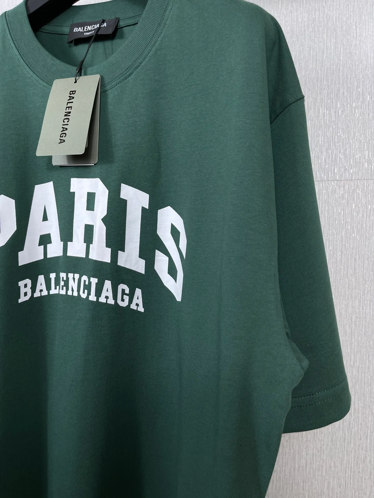🅿️160 real photos [Top version. Official website quality] BALENCI*GA/Paris. Front-printed PARIS short-sleeved T-shirt. Brick cabinet synchronization. The fabric is made of Paris ZP custom-woven and dyed 100% cotton double yarn compact cotton. The weight is 260 grams, the cloth surface is clean. The cloth pattern is clear, soft and comfortable. The threads are dyed with no color difference. The classic LOGO is printed with environmentally friendly imported materials and precision printing screens. The letters are clear and the effect is three-dimensional, restoring the brick cabinet. Different market currencies, welcome to compare. The version adopts OS loose shoulder design. Same style for men and women. Code: BL223055 Color: white, black, army green, dark green Size: XS to L