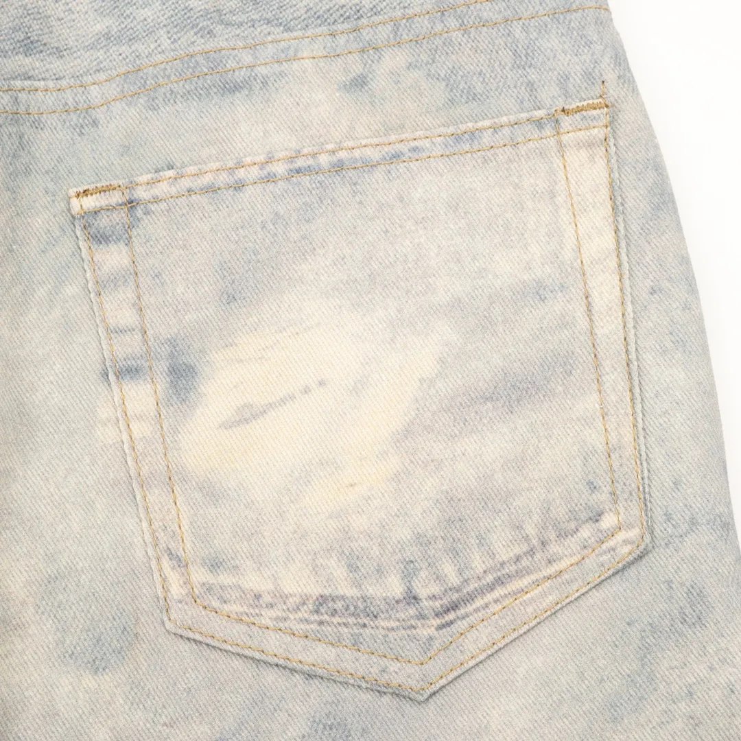 🅿️540 balenciaga/Balenciaga washed loose wide-leg jeans, heavy craftsmanship washed personalized series blue indigo, this color is simply a tailor-made style, full of autumn and winter feel. The design is simple and at the same time very personal. The genuine leather brand on the back waist has a retro atmosphere. Especially the rolled edge design is a second difference from ordinary jeans! If you look closely, you can see that every process and the texture are very fine and perfect. The overall texture of the upper body is very soft and skin-friendly but does not feel squishy. The good denim fabric is really stiff, making the jeans slim fit but not too close-fitting when worn, so that some imperfections in the figure will not be highlighted ~ size: 28-34