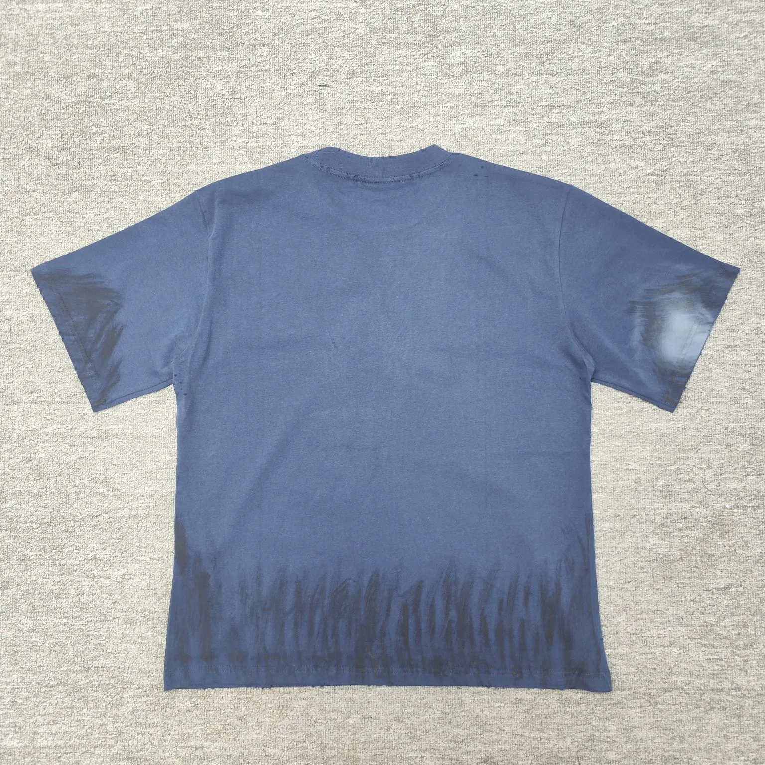 [New] Top version - BALENCIAGA-3B letters hand-painted graffiti frayed short-sleeved T-shirt. Original development of custom-woven fabric technology, washing and water treatment. High-gram weight 300-gram fabric, full texture, clean cloth surface, soft and comfortable. Solona thread custom dyeing without color difference. The front and sleeves are decorated with 3B stencil logo printing. High-density dot paste printing is a unique and advanced printing technology. The distribution of dots is very dense, so the printed pattern has extremely high clarity and resolution. Vintage plain cotton fabric is a high-quality cotton textile with compact spinning technology and high count. This fabric is soft, comfortable, breathable and hygroscopic, and its textile technology requirements are also high. The structure of pure cotton fabric is plain weave. The surface of the fabric is smooth and delicate, and the texture is tight. It has good moisture absorption, breathability and comfort, and can keep you dry and comfortable. Due to its tight spinning process, it also has good wrinkle resistance and durability, making it suitable for long-term wear or use. The new theory and process technology of dot printing can transform the color block color into a continuous tone color, and can improve the purity and stability of color reproduction. The dot paste feels soft and elastic, has bright colors and good saturation, and the surface is non-sticky and shiny; it can achieve the best effects of flatness, elasticity, fastness and feel. The fabric can produce the ideal hole effect during the washing process. Through special washing technology, the fabric undergoes a carefully controlled washing and wear process to form a natural and unique hole pattern. Special dyeing and distressing techniques are used to enhance the natural and retro feel of the hole effect. os dropped shoulders and loose fit. Same style for men and women. Color: Royal Blue Size: XS-L P:310