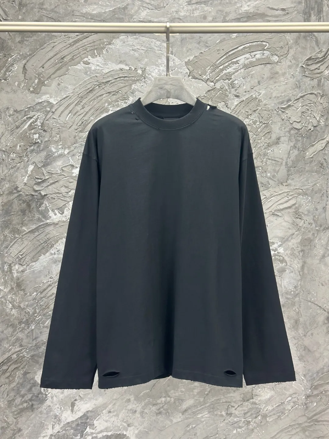 🅿️270 BALENCI*GA Paris masking tape-printed long-sleeved T-shirt. The back pattern is printed with environmentally friendly imported materials. The tape-stretched finished product is washed twice and worn to make the old process. Restore the brick cabinet. Exclusively pattern-woven and dyed 280g fabric. Threads are dyed in the same vat with zero color difference. The version adopts OS loose off-shoulder version. Welcome to compare. Same style for men and women -Color: Black -SIZE: Xs S M L Style number 8640#