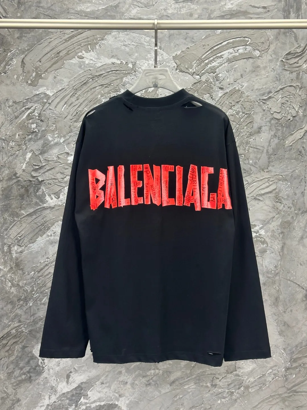 🅿️270 BALENCI*GA Paris masking tape-printed long-sleeved T-shirt. The back pattern is printed with environmentally friendly imported materials. The tape-stretched finished product is washed twice and worn to make the old process. Restore the brick cabinet. Exclusively pattern-woven and dyed 280g fabric. Threads are dyed in the same vat with zero color difference. The version adopts OS loose off-shoulder version. Welcome to compare. Same style for men and women -Color: Black -SIZE: Xs S M L Style number 8640#