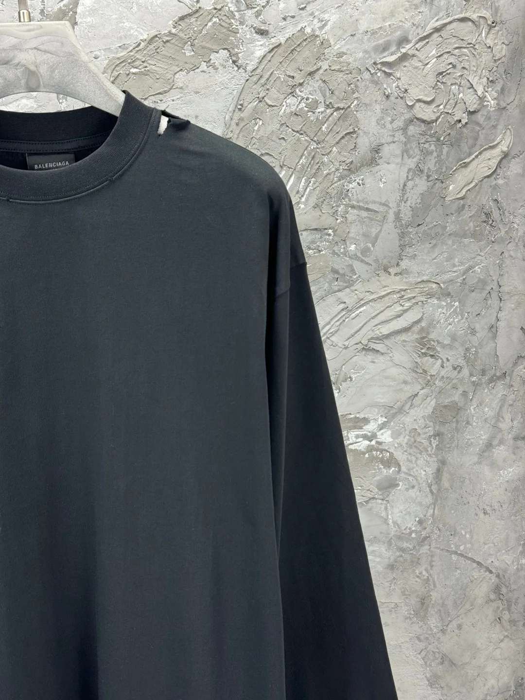 🅿️270 BALENCI*GA Paris masking tape-printed long-sleeved T-shirt. The back pattern is printed with environmentally friendly imported materials. The tape-stretched finished product is washed twice and worn to make the old process. Restore the brick cabinet. Exclusively pattern-woven and dyed 280g fabric. Threads are dyed in the same vat with zero color difference. The version adopts OS loose off-shoulder version. Welcome to compare. Same style for men and women -Color: Black -SIZE: Xs S M L Style number 8640#