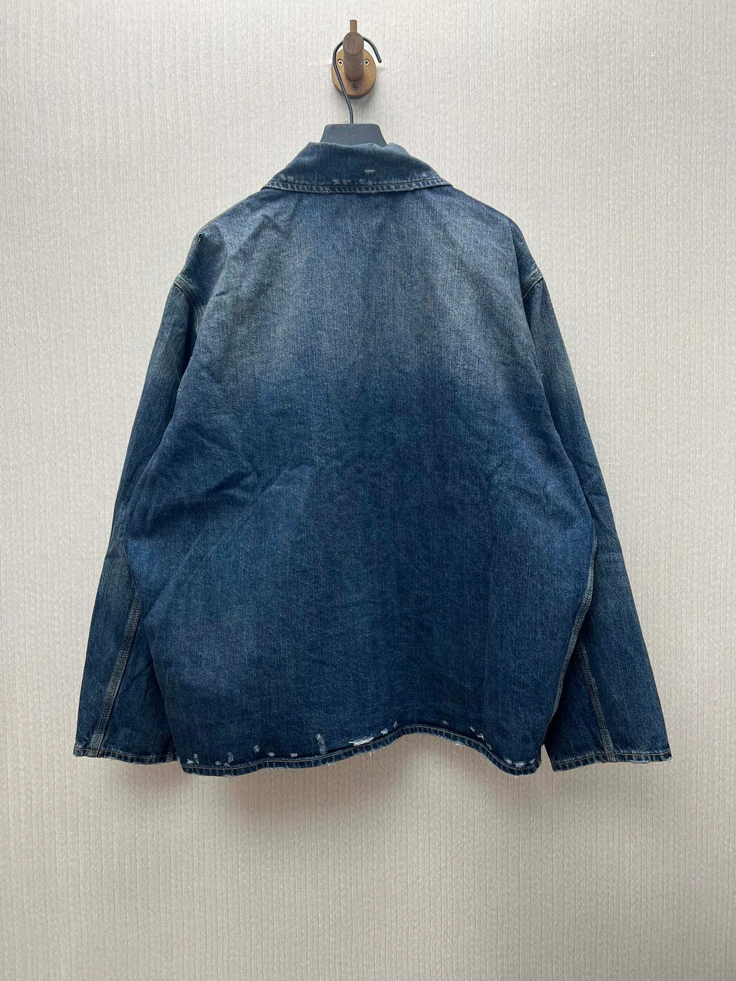 🅿️550 Paris 25SS denim zipper jacket. The fabric is made of high-density pure cotton twill denim imported from Italy. The narrow-width fabric has a great loss to restore the loose and drape feeling. The fabric is first washed and de-padded. The washing process needs to be repeated 3 times to restore the color. It is washed and polished with sand and stone to form an aged texture. The color is too natural. Finally, a professional painter is required to spray dirt and transition. Custom-woven and custom-dyed pocket fabric. The entire thickness. The material is consistent with YB. The cut location is damaged. Purely hand-polished and hand-picked. Complete set of customized accessories. Antique silver double-headed B-shaped zipper. Size: XS.S.M.