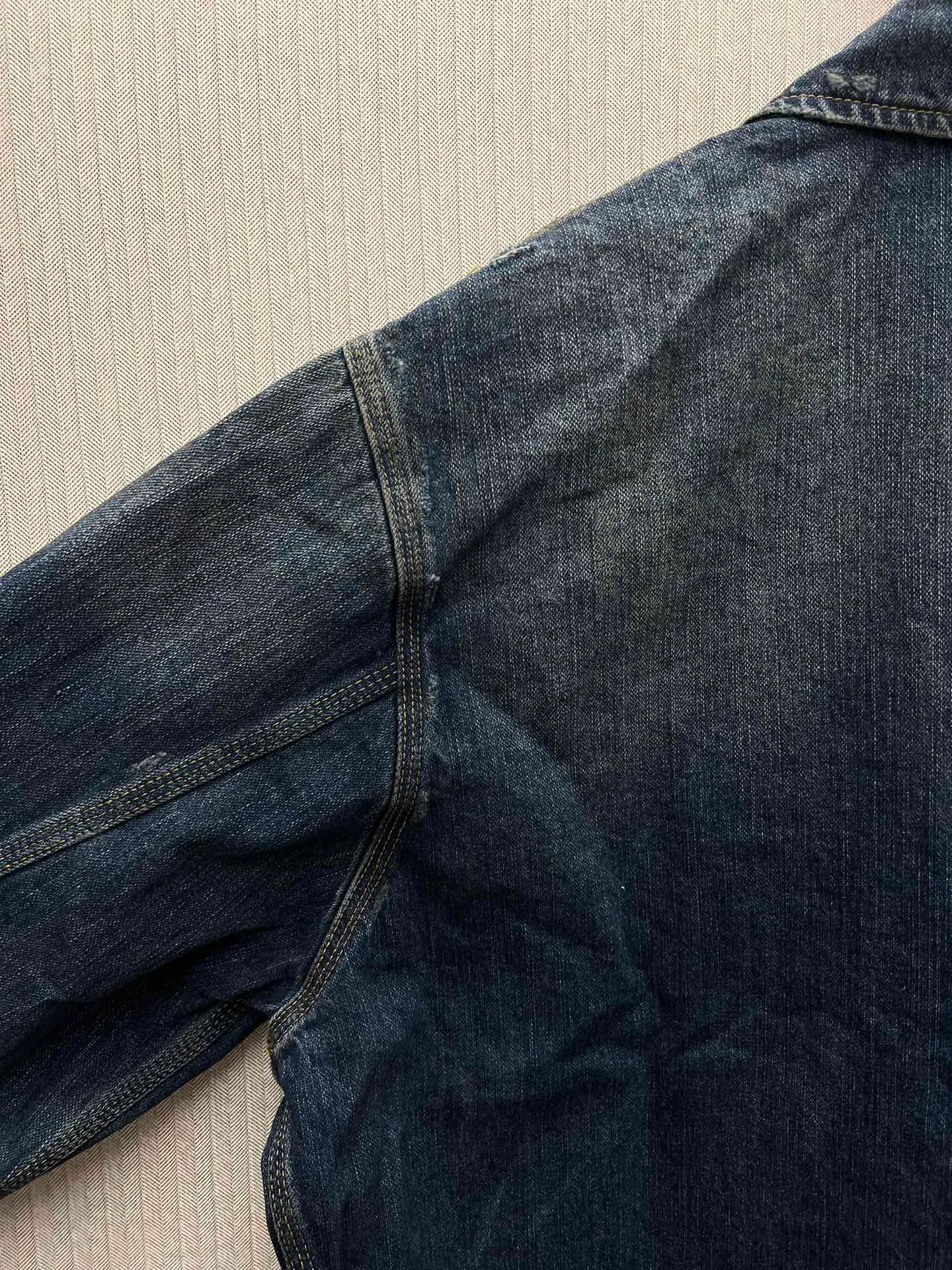 🅿️550 Paris 25SS denim zipper jacket. The fabric is made of high-density pure cotton twill denim imported from Italy. The narrow-width fabric has a great loss to restore the loose and drape feeling. The fabric is first washed and de-padded. The washing process needs to be repeated 3 times to restore the color. It is washed and polished with sand and stone to form an aged texture. The color is too natural. Finally, a professional painter is required to spray dirt and transition. Custom-woven and custom-dyed pocket fabric. The entire thickness. The material is consistent with YB. The cut location is damaged. Purely hand-polished and hand-picked. Complete set of customized accessories. Antique silver double-headed B-shaped zipper. Size: XS.S.M.