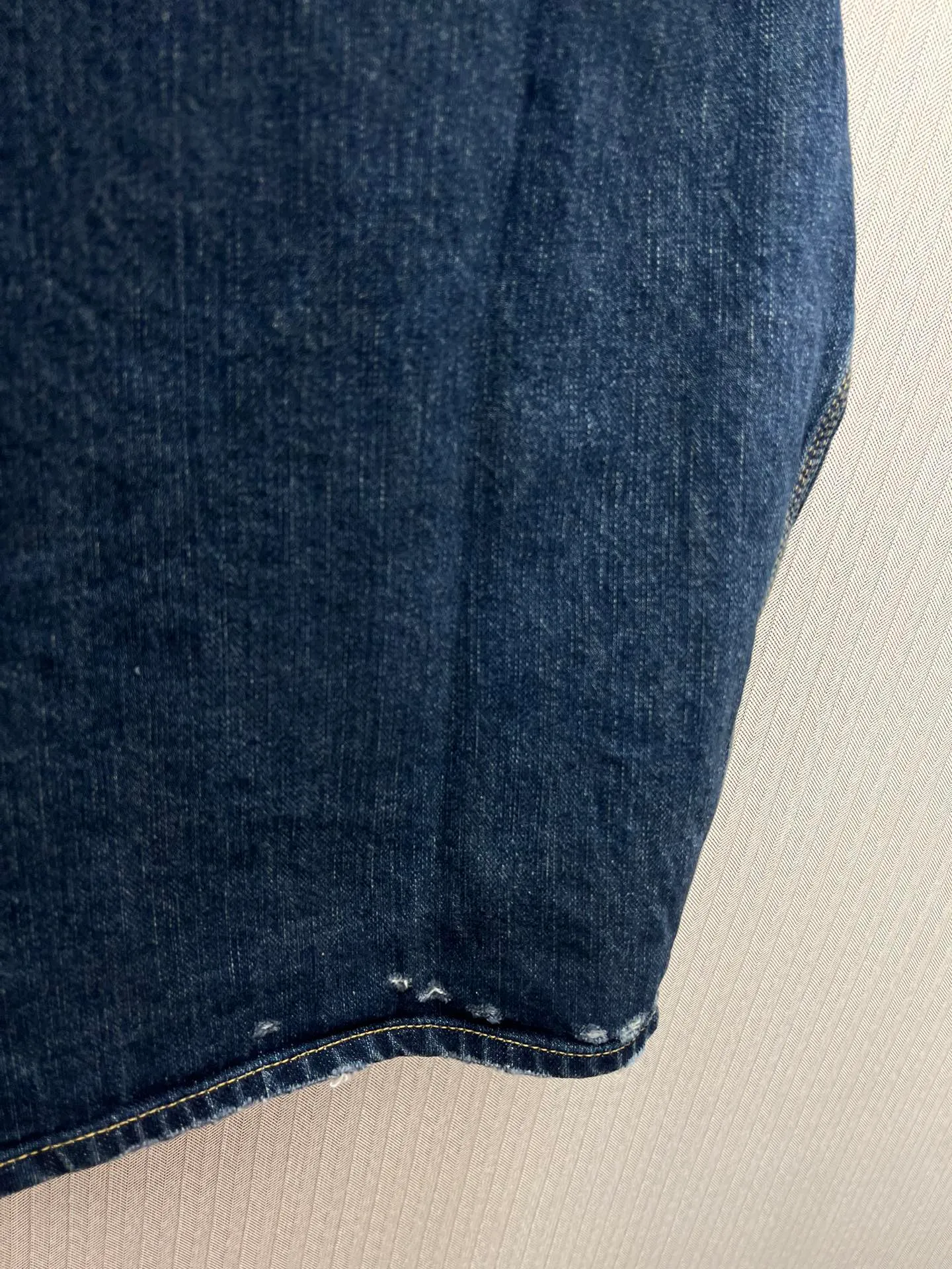 🅿️550 Paris 25SS denim zipper jacket. The fabric is made of high-density pure cotton twill denim imported from Italy. The narrow-width fabric has a great loss to restore the loose and drape feeling. The fabric is first washed and de-padded. The washing process needs to be repeated 3 times to restore the color. It is washed and polished with sand and stone to form an aged texture. The color is too natural. Finally, a professional painter is required to spray dirt and transition. Custom-woven and custom-dyed pocket fabric. The entire thickness. The material is consistent with YB. The cut location is damaged. Purely hand-polished and hand-picked. Complete set of customized accessories. Antique silver double-headed B-shaped zipper. Size: XS.S.M.