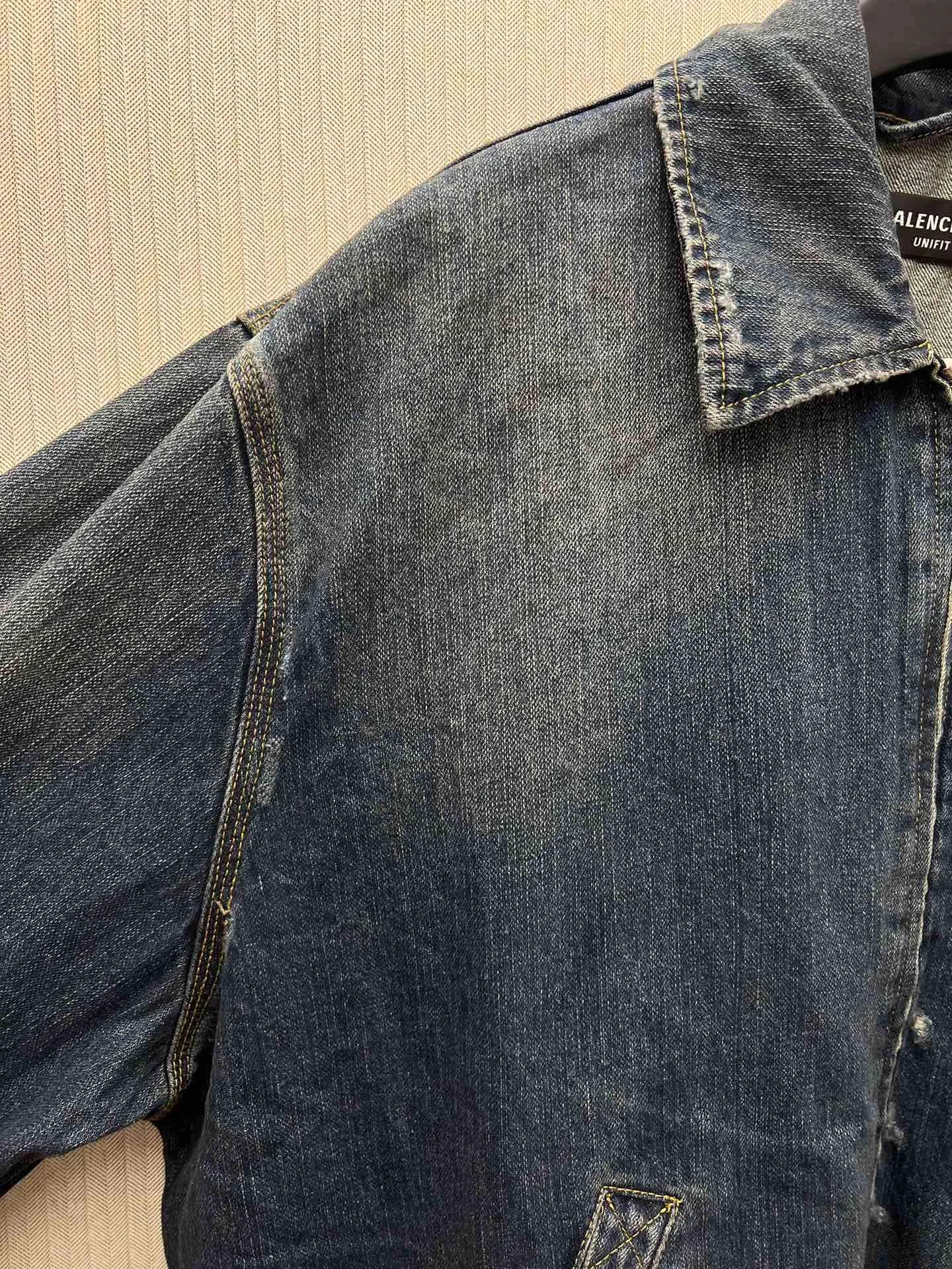 🅿️550 Paris 25SS denim zipper jacket. The fabric is made of high-density pure cotton twill denim imported from Italy. The narrow-width fabric has a great loss to restore the loose and drape feeling. The fabric is first washed and de-padded. The washing process needs to be repeated 3 times to restore the color. It is washed and polished with sand and stone to form an aged texture. The color is too natural. Finally, a professional painter is required to spray dirt and transition. Custom-woven and custom-dyed pocket fabric. The entire thickness. The material is consistent with YB. The cut location is damaged. Purely hand-polished and hand-picked. Complete set of customized accessories. Antique silver double-headed B-shaped zipper. Size: XS.S.M.