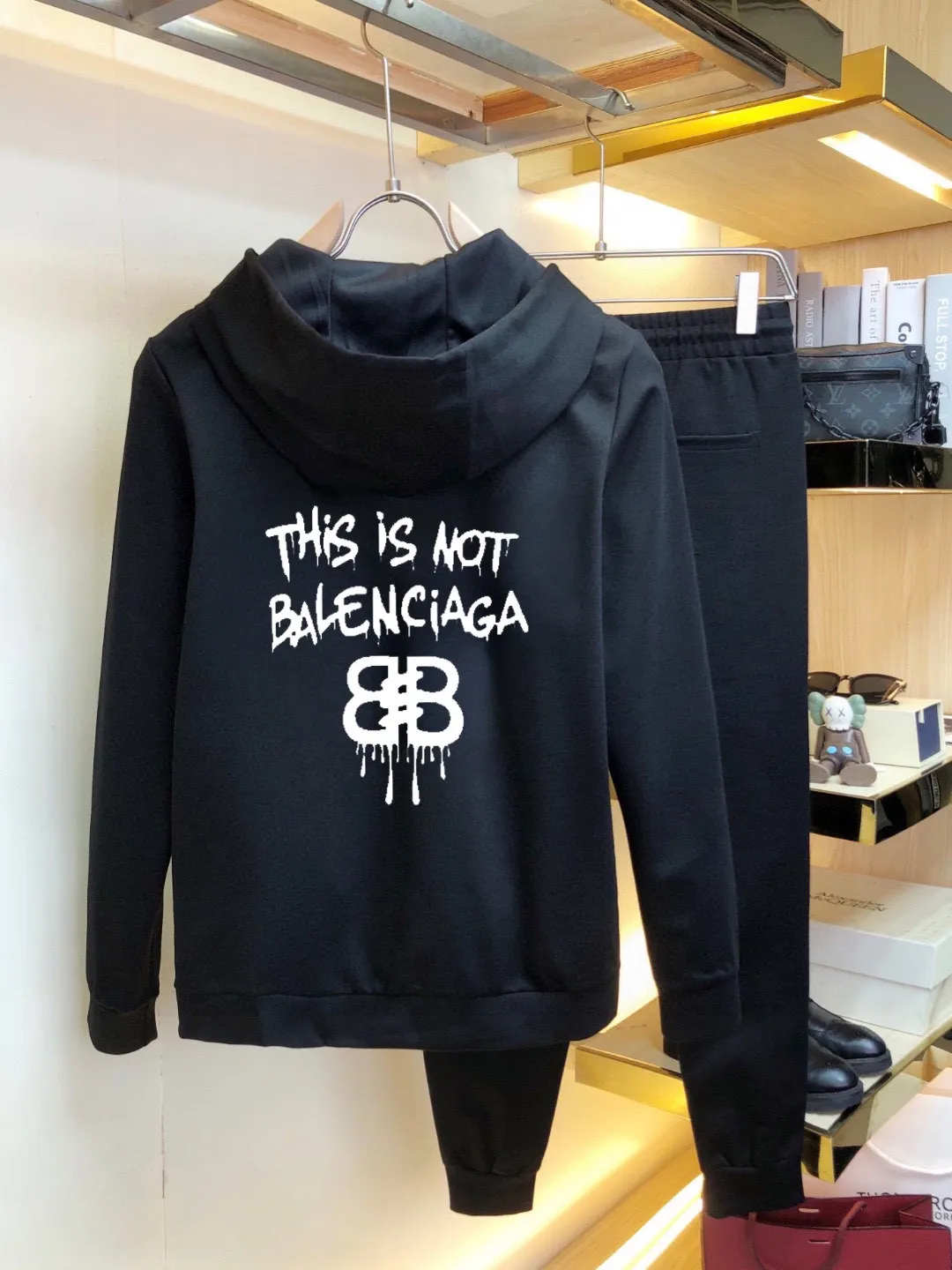 🅿️420 [BALENCIAGA] (Gospel for Fatty) hot-selling suit is coming. Focus on the original version of the official website. 2025 new hot-selling cardigan and sweatshirt suit. The original order is hard to buy🇭🇰. It is the meticulous work of top designers. It has a fitting and perfect upper body effect. All-natural high-quality Roman cotton 100%, close-fitting comfort, noble and elegant! Original hardware embodies elegance and nobility! Counter size: M-5XL (maximum wear up to 220 pounds)