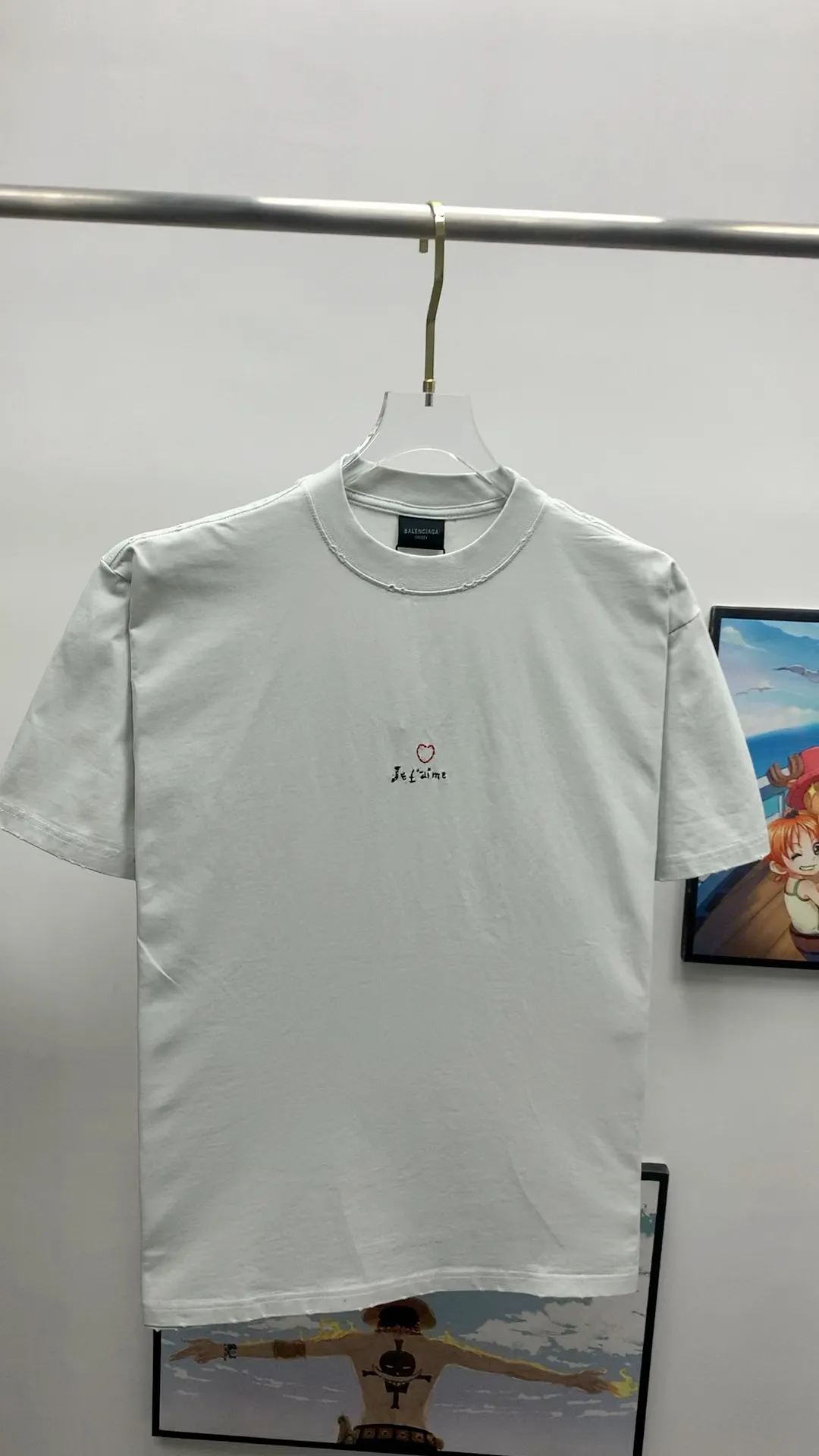 Frontal real-shot video————The top tested version of BALENCIAGA's "Little Love on Chinese Valentine's Day" printed short-sleeved T-shirts for male and female couples. The front is decorated with ie t'aime art work embroidery | the lower back is decorated with brand logo embroidery | distressed effect. Combed cotton is more durable than cotton. Combed cotton fabrics are durable and washable. They use better quality cotton, so the fabrics are not prone to pilling.  The new plate-making process that imitates hand embroidery has the rough feel of hand embroidery, and the stitching method is adjusted according to the original pattern. After embroidery, the stitching technique is imitated by hand embroidery, and the smooth curves highlight the embroidery effect.  The main body of the logo pattern is precision stitched; the embroidery is very fine and dense. Linen embroidery thread is used combined with dense processing to increase the three-dimensional effect, and the embroidery body has a subtle matte visual texture. Color: red black white P:260 Size: S--XL