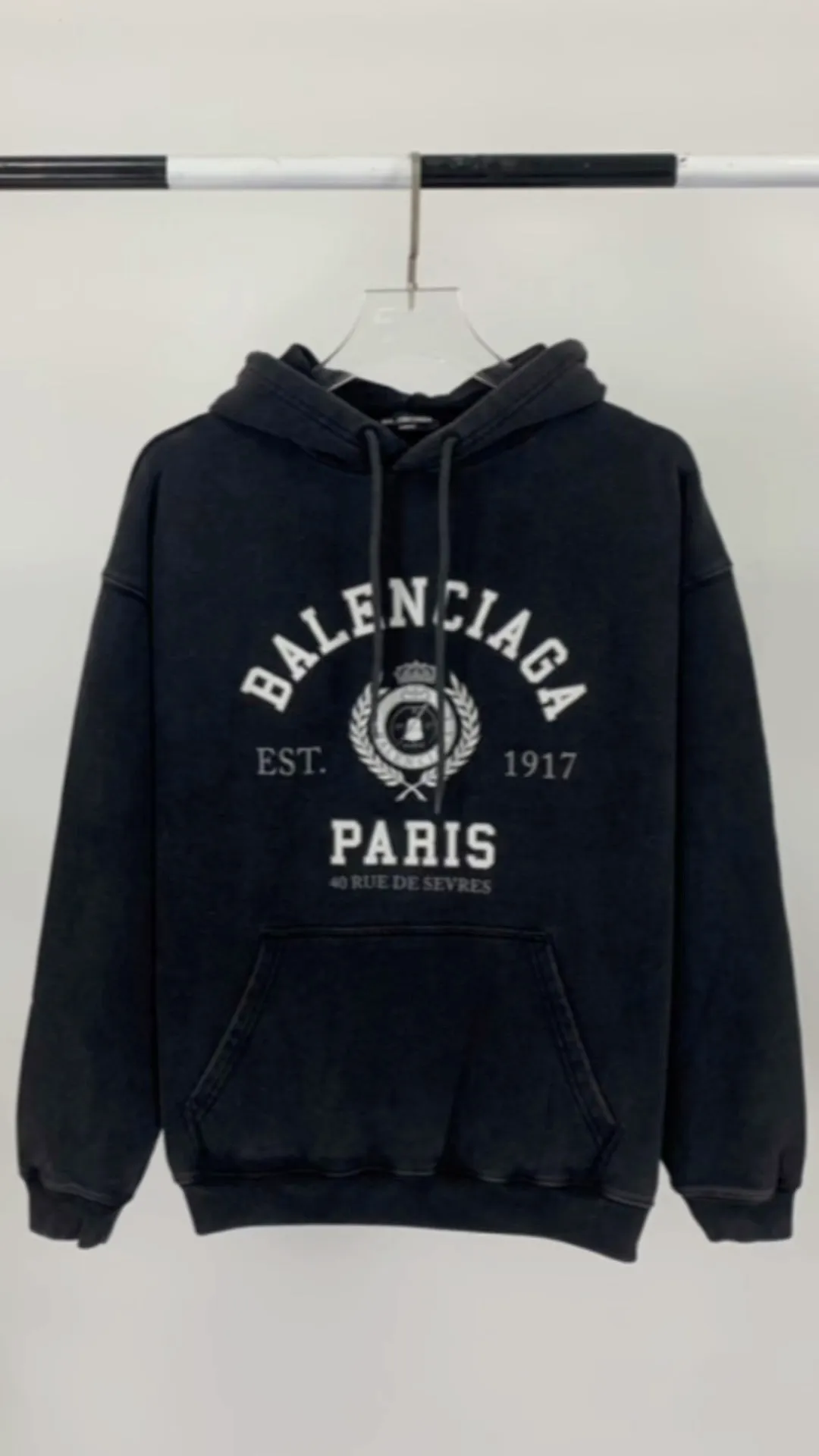 Real shot of the video——Spring and Autumn top tested version BALENCIAGA Paris designer 2022 Spring and Summer Crown Wheat 1917 letter cracked print male and female couple star same style hooded hoodie sweatshirt huge cost single product. In terms of fabric alone, 480 grams of pure cotton combed terry fabric, plus the fabric needs to be pre-shrunk in advance and then fried and aged, is enough to drink a pot! The printing uses Kornit digital direct injection cracking process. Because it's primed, you don't have to worry about the print falling off if it bursts. A full set of customized accessories, synchronized at the counter, and consistent coding. Color: Washed Black Size: XS-L P:460