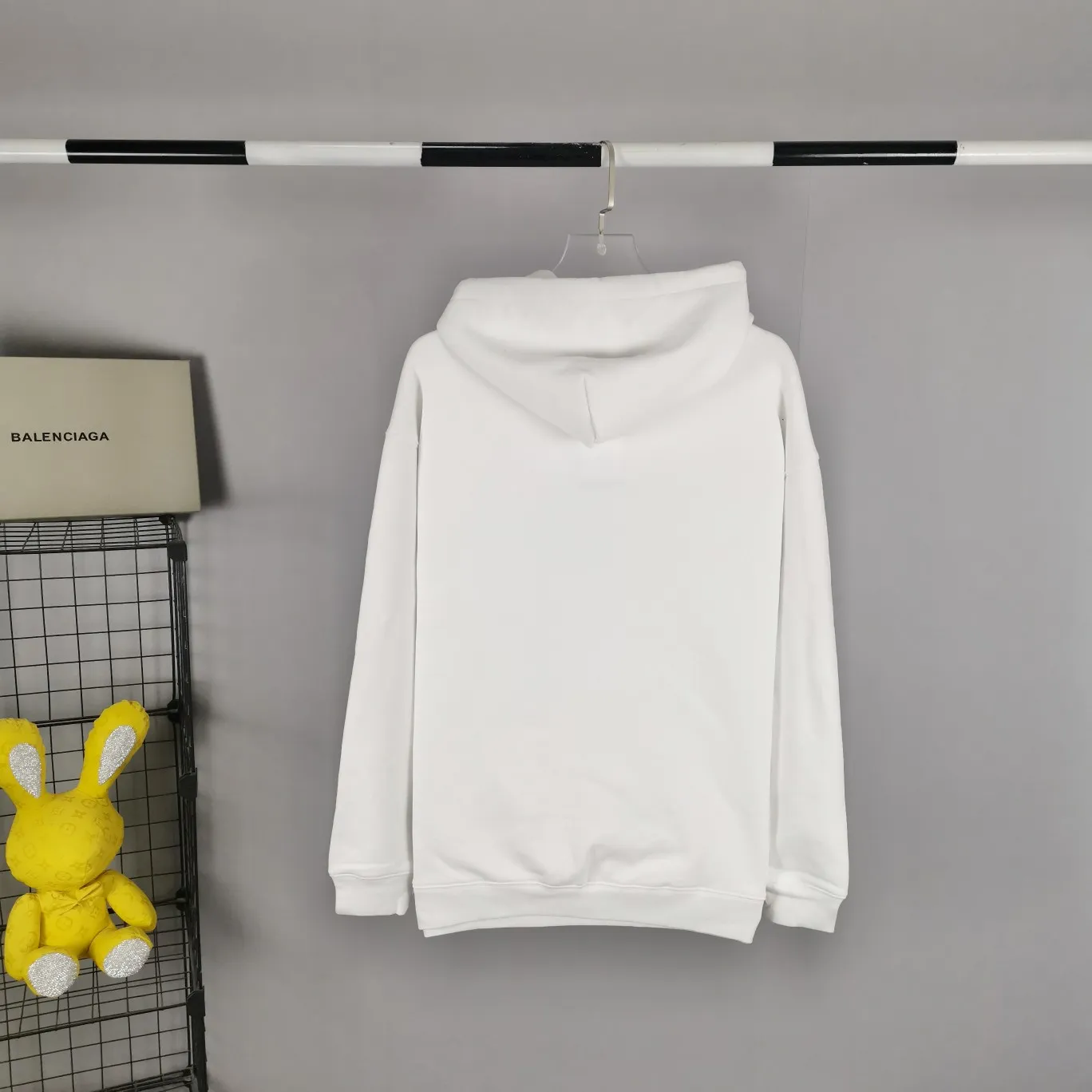 Spring and Autumn top proven version Balenciaga 22S early spring new fashion hole phantom mosaic blurred letters loose pure cotton hoodie sweatshirt. The fabric is made of 520g composite crystal velvet, the fabric density is extremely high, the chest is printed with digital direct injection, the fuzzy mathematical pattern is dizzy effect, and the hazy gradient phantom printing of the English "Balenciaga" on the chest is restored without any difference. The intercalated gray is a yarn-dyed fabric, and the yarn is dyed first and then woven. Feel free to compare.  Color: Black White Size: XS-L P: 460