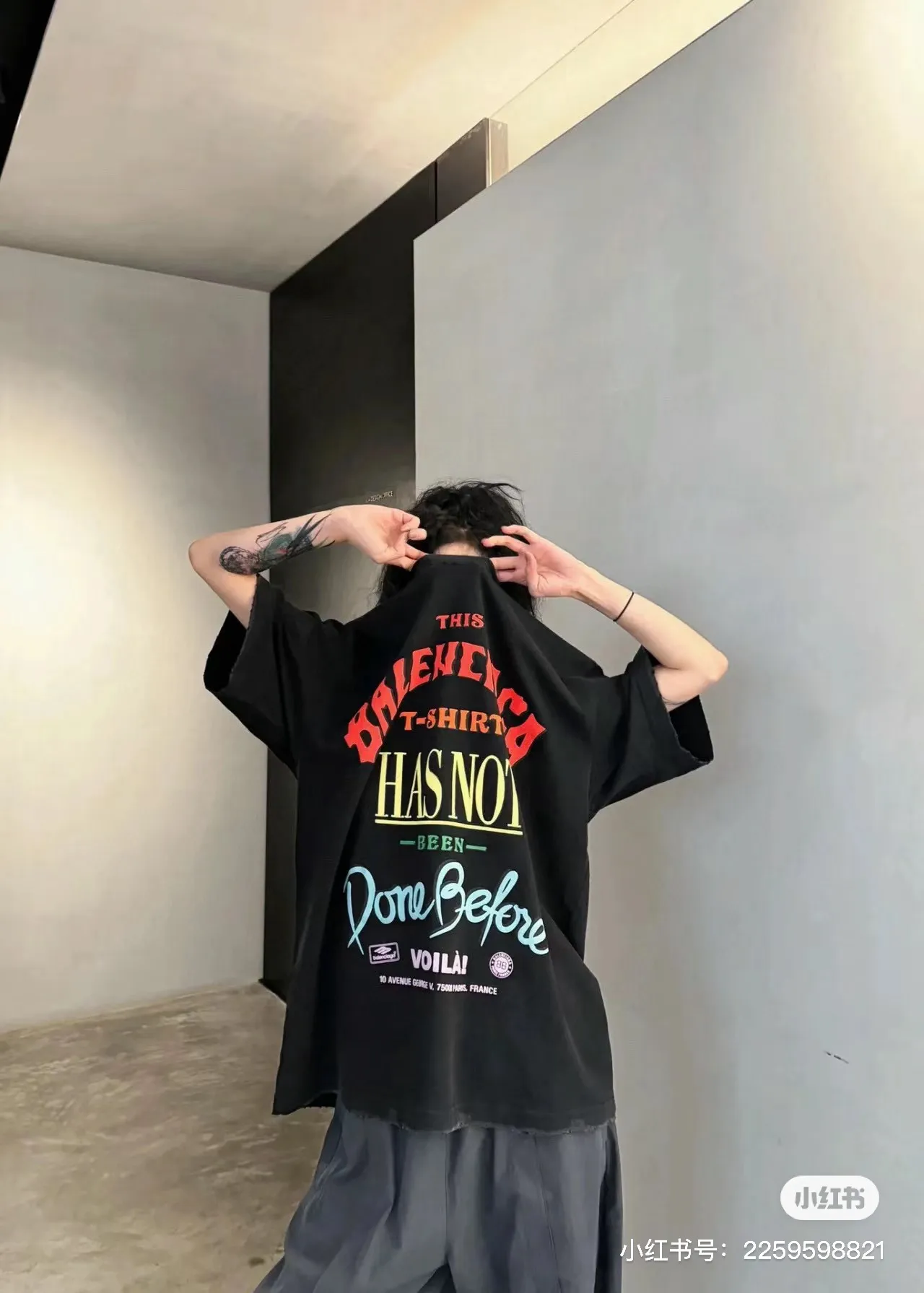 ♻️💯Upper body reference model picture❤️【New arrival】Top version - BALENCIAGA - Bien foam printed round neck short sleeves, original development of custom-woven fabrics, washed and washed, high weight 280 grams of fabric, full texture, clean cloth surface, soft and comfortable. Solona thread custom dyeing without color difference Retro jersey fabric, neutral style, round neck short sleeves, front decorated with not been done artwork print, destroyed style washed and faded effect, retro jersey fabric, made of 15s fine cotton plain weave; matched with 32s double yarn stretcher thread. Fine cotton fabrics usually have better moisture absorption, breathability, warmth retention and wear resistance, and are also softer and smoother. Vintage cotton fabric is a relatively thick cotton fabric with a retro-style tone, and has been carefully processed and processed to have excellent texture and performance. Due to fine processing, the fine cotton fabric is relatively light and thin, feels soft and comfortable, and fits the skin very well when worn. The front is decorated with not been done artwork printing, strong fastness anti-sublimation multi-color suede foam printing is a special printing process designed to provide high-strength printing effect and prevent color sublimation and diffusion. Made through precise formula and controlled process, it not only provides rich and full color effects, but also meets the fastness requirements, ensuring that it will not fade or be damaged easily. The foaming pulp has excellent foaming performance and can form a unique suede effect, which increases the softness and elasticity of the printing surface and makes the colors more vivid and layered. Drying and fixing are done through processes such as specific heating or UV curing. Make sure that the foaming pulp is tightly combined with the fabric to form a strong and elastic thin layer. High collar, oversize loose fit, oversize loose silhouette design, basic round neckline with dropped shoulder line, vertical pit woven code from top to bottom, collar, cuffs, and hem all have ruffles, and sleeve length is longer to highlight the details. The thickness of the ready-made garment is the same as the original version, and it is additionally shaped to make the upper body wider and not easily deformed. Color: pink black active white code number: XS-L P: 300