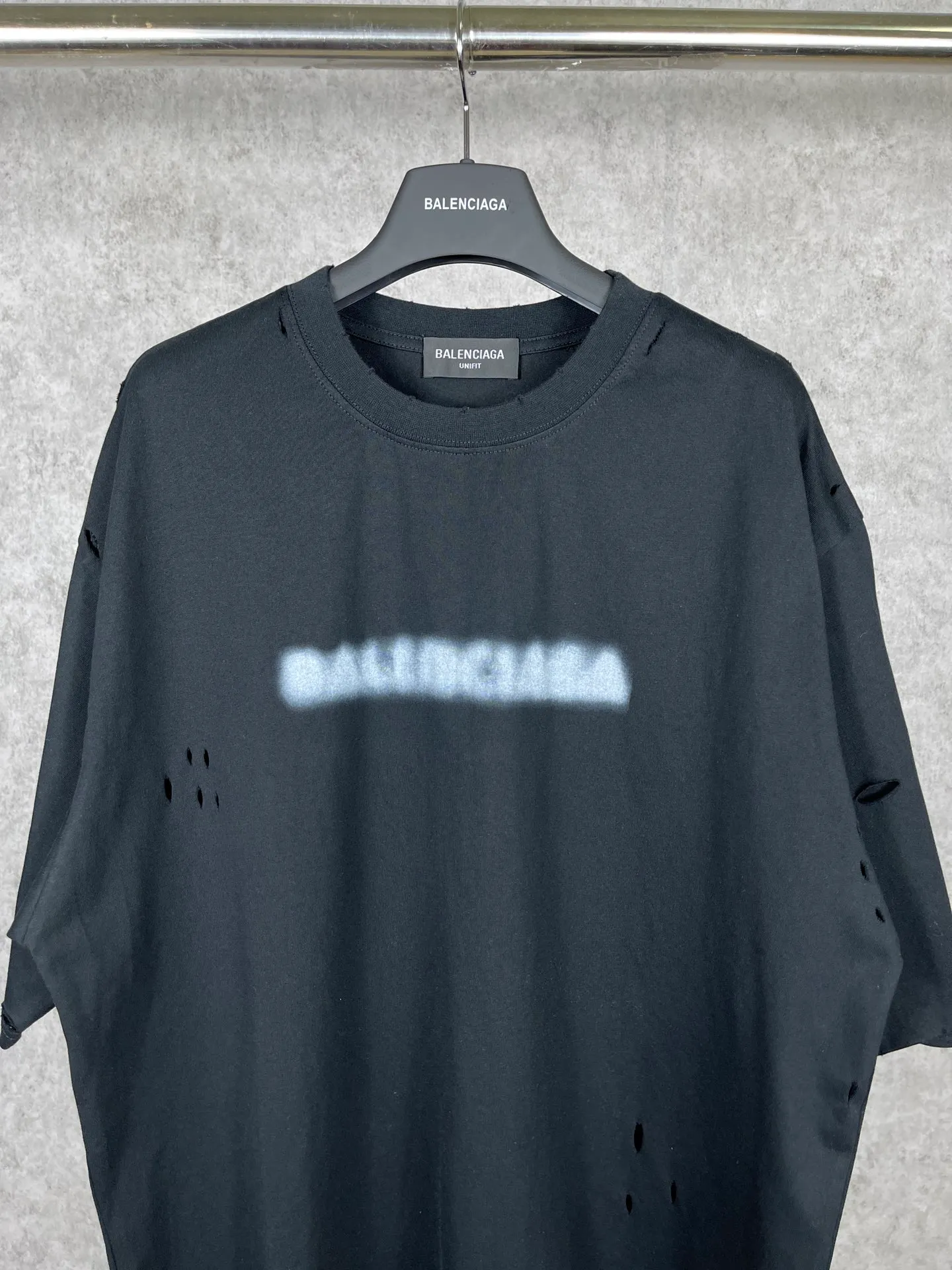 🅿️174 Real photos [Top version. Official website quality] BALENCI*GA/Paris. Blurred LOGO washed and worn short-sleeved T-shirt. Brick cabinet synchronization. The fabric is made of Paris ZP custom-woven and dyed 100% cotton double yarn compact cotton. The weight is 260 grams, the cloth surface is clean. The cloth pattern is clear, soft and comfortable. The threads are dyed with no color difference. The classic pattern printing uses Kornit digital direct printing. The ready-made clothes are washed and distressed, and the brick cabinets are restored. The whole piece of clothing is extremely complex in craftsmanship. Different market currency, welcome to compare, the version adopts OS loose shoulder version. Same style for men and women Coding: BL223038 Color: Black. White. High-grade gray Size: XS S M L