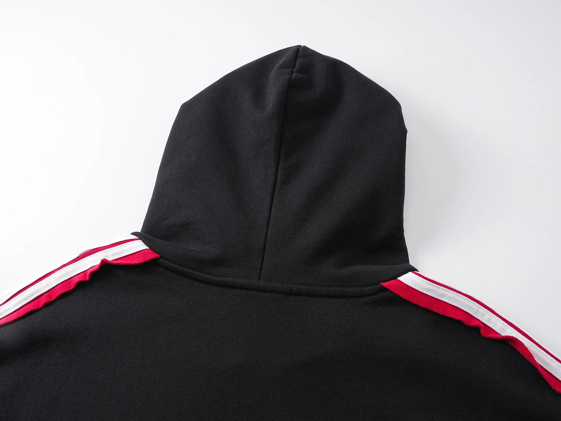 🅿️380 Detail Picture [Top version. Official website quality] BALENCI*GA/Paris SS25 latest model, shoulder sleeves color matching, tie strips, classic double-ring LOGO hooded sweatshirt embroidered on the front left chest, synchronized with brick cabinets, developed at the first time. The fabric is made of Paris ZP custom-woven and dyed cotton sweatshirt. Weighing 460 grams, the cloth surface is clean. The cloth pattern is clear, soft and comfortable. The threads are dyed with no color difference. The classic pattern embroidery is embroidered using an imported Tajima embroidery machine. The letters are clear, three-dimensional and without burrs. Shoulder sleeves with color tie strips, fashionable and classic. Jubie market produces pictures based on pictures. Welcome to compare. The version adopts OS loose shoulder design. Same style for men and women. Code: BL259903 Color: black, white Size: XS S M L