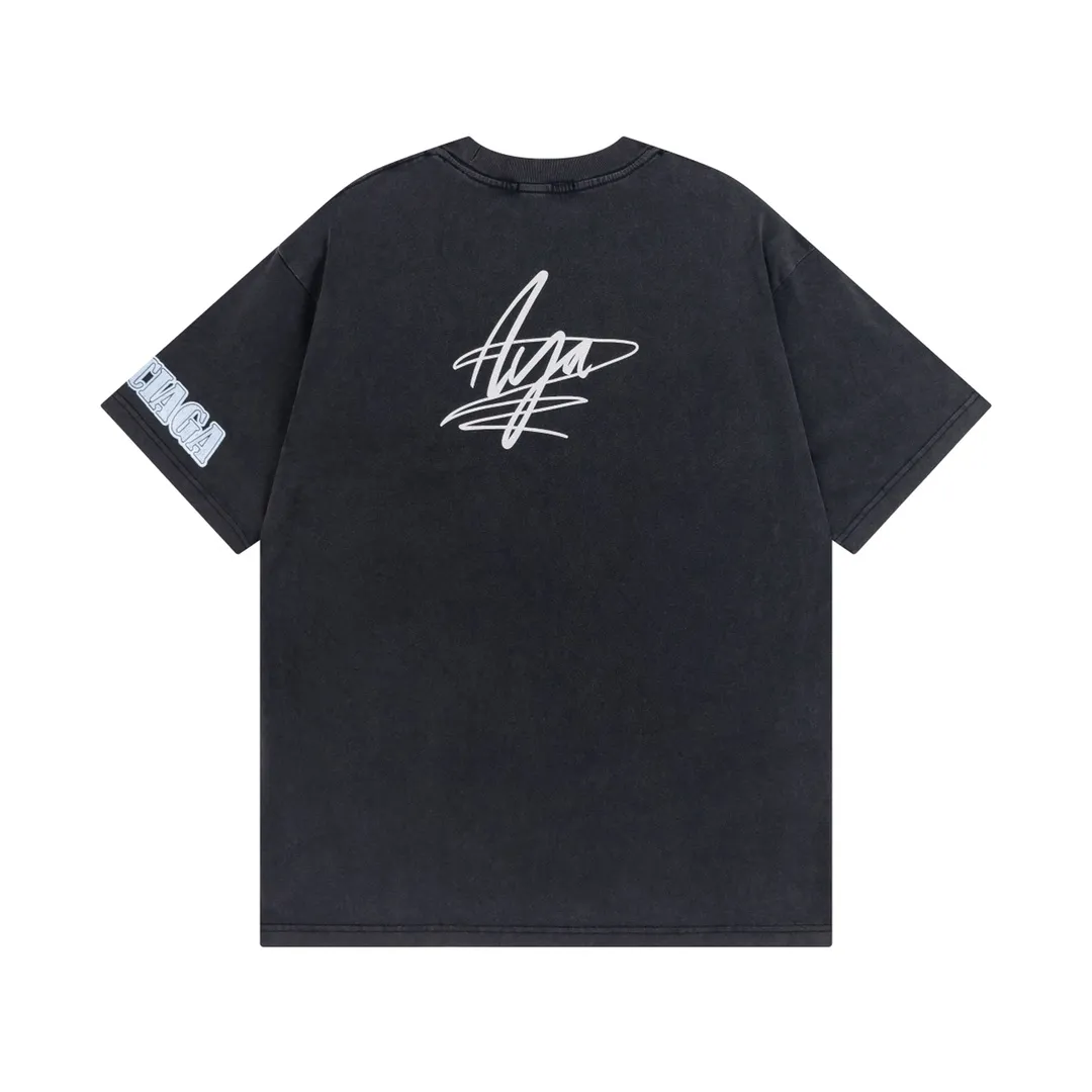 🅿️194 Detailed picture [Top version. Official website quality] BALENCI*GA/Paris. Joint Music.Aya.Nakamura style short-sleeved T-shirt. The fabric is made of Paris ZP custom-woven and dyed cotton double yarn. The net weight is 260 grams. The cloth surface is clean. The cloth pattern is clear. Soft and comfortable. The threads are dyed with no color difference. The pattern adopts Kornit digital direct printing machine, the letters have a crackle process, the direct printing color is aligned with the original color, and the back of the cuffs is printed. The finished product is washed and aged. The process is complex. Restored brick cabinets, produced at Jubie Market based on pictures, welcome to compare. The version uses OS loose shoulder design. Same style for men and women Coding: BL223017 Color: Washed black Size: XS to L