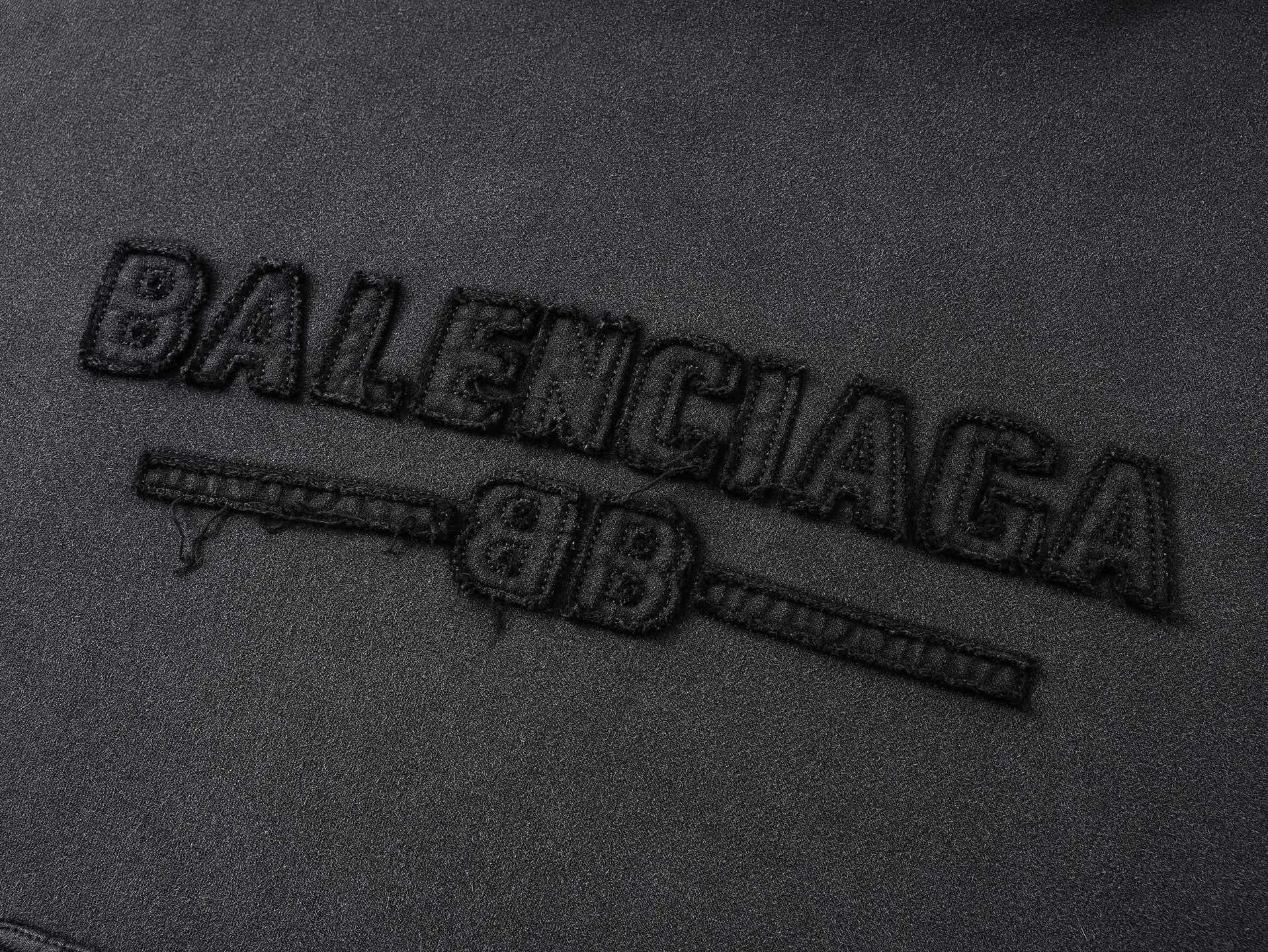 🅿️360 real photos [Top version. Official website quality] BALENCI*GA/Paris #2025 new style washed hooded sweatshirt with letter LOGO chest patch embroidery, ready-to-wear washed, and the hem and cuffs were hand-worn by many people. Full sense of design. Welcome to compare. The fabric is made of Paris ZP custom-woven and dyed cotton. The weight is 460 grams. The cloth surface is clean. The cloth pattern is clear, soft and comfortable. The threads are dyed with no color difference. The classic letter LOGO is embroidered with imported Tajima embroidery machine. The effect is three-dimensional. Restore brick cabinet, adopt OS loose shoulder style. Same style for men and women. Code: BL259919 Color: washed black Size: XS S M L