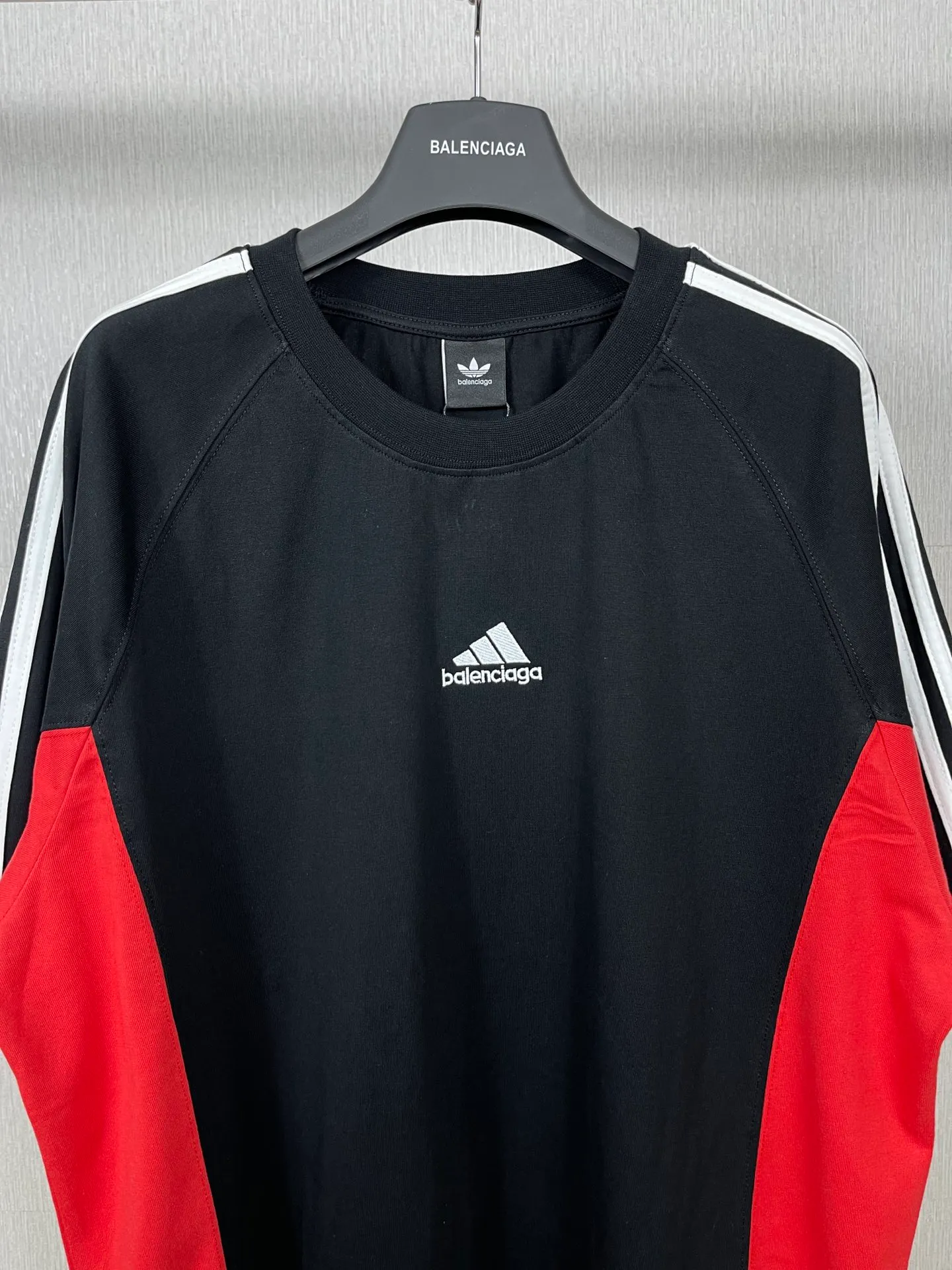 🅿️200 Real photos [Top version. Official website quality] BALENCI*GA/Paris co-branded Adidas Adidas clover three-stripe LOGO embroidered side contrasting short-sleeved T-shirt# The fabric is made of Paris ZP custom-woven and dyed cotton double yarn. Weighing 260 grams, the cloth surface is clean. The cloth pattern is clear, soft and comfortable. The threads are dyed with no color difference. The classic pattern embroidery uses imported embroidery, and the letters are clear, three-dimensional and without rough edges. Jubie market produces pictures based on pictures. Welcome to compare. The version adopts OS loose shoulder version. Same style for men and women. Code: BL223082 Color: black, white, navy size: XS to L