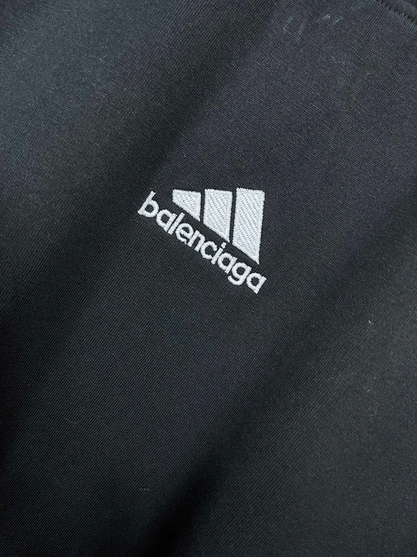 🅿️200 Real photos [Top version. Official website quality] BALENCI*GA/Paris co-branded Adidas Adidas clover three-stripe LOGO embroidered side contrasting short-sleeved T-shirt# The fabric is made of Paris ZP custom-woven and dyed cotton double yarn. Weighing 260 grams, the cloth surface is clean. The cloth pattern is clear, soft and comfortable. The threads are dyed with no color difference. The classic pattern embroidery uses imported embroidery, and the letters are clear, three-dimensional and without rough edges. Jubie market produces pictures based on pictures. Welcome to compare. The version adopts OS loose shoulder version. Same style for men and women. Code: BL223082 Color: black, white, navy size: XS to L
