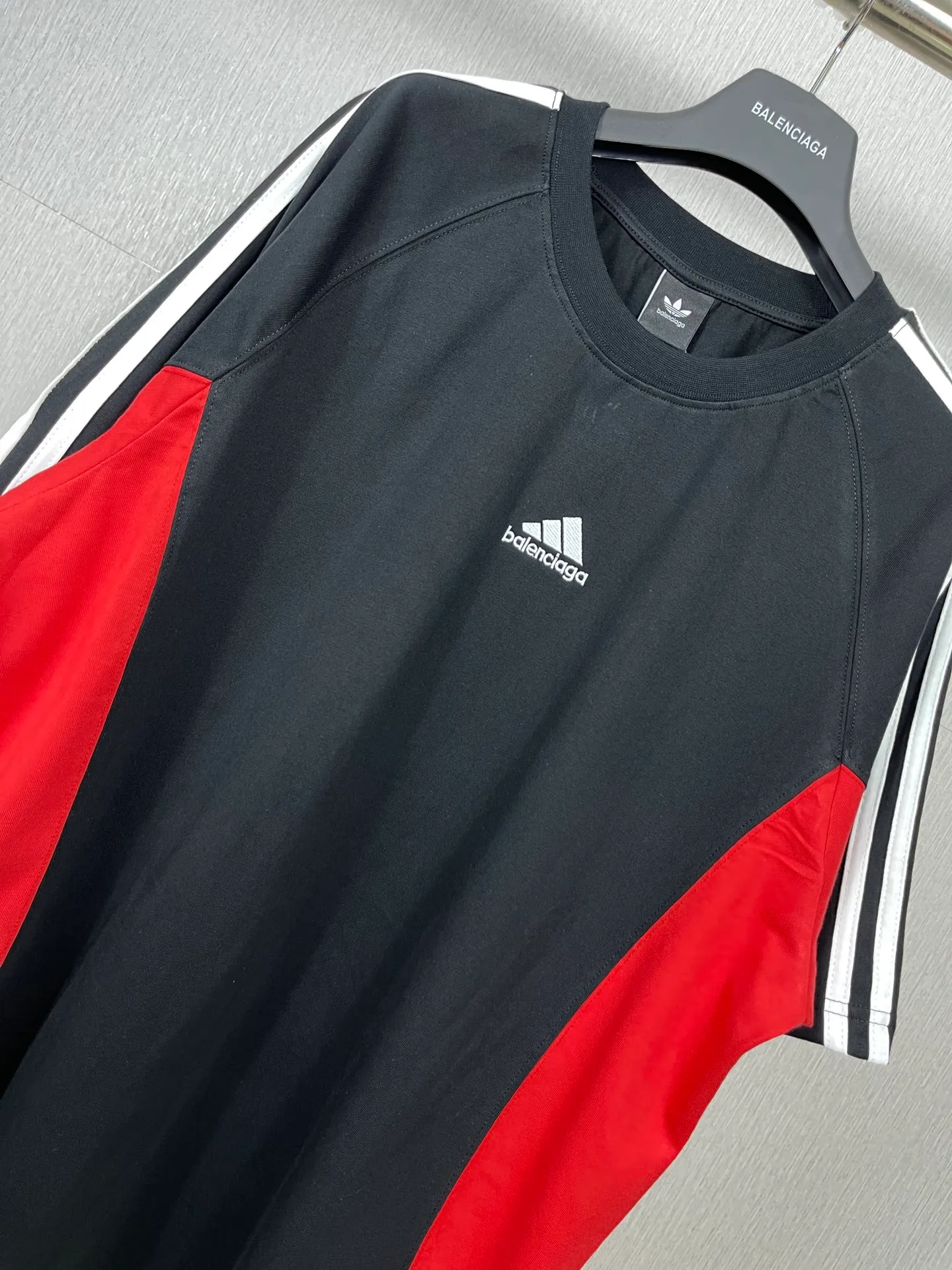 🅿️200 Real photos [Top version. Official website quality] BALENCI*GA/Paris co-branded Adidas Adidas clover three-stripe LOGO embroidered side contrasting short-sleeved T-shirt# The fabric is made of Paris ZP custom-woven and dyed cotton double yarn. Weighing 260 grams, the cloth surface is clean. The cloth pattern is clear, soft and comfortable. The threads are dyed with no color difference. The classic pattern embroidery uses imported embroidery, and the letters are clear, three-dimensional and without rough edges. Jubie market produces pictures based on pictures. Welcome to compare. The version adopts OS loose shoulder version. Same style for men and women. Code: BL223082 Color: black, white, navy size: XS to L