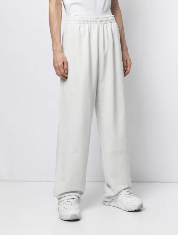 ♻️💯Upper body reference model picture❤️Top tried and true version Balenciaga 21SS BLCG Balenciaga Wave Coke male and female couple star same style pure cotton terry trousers sweatpants casual pants classic and versatile style is here! With these pants, they look perfect no matter what outfit you wear! Get it now! Customized special fabrics, ready-to-wear washable, soft and comfortable to the touch.  460 grams of dust-free sweatshirt fabric, washed and cut. Imported environmentally friendly water glue is added to the garment and washed twice to ensure consistent printing. Customized wash mark. This year's sincere shorts LOGO adopts Japanese Tajima embroidery technology, and the printing is full and meticulous. Color: black/grey/off-white/blue Size: XS-L P:370