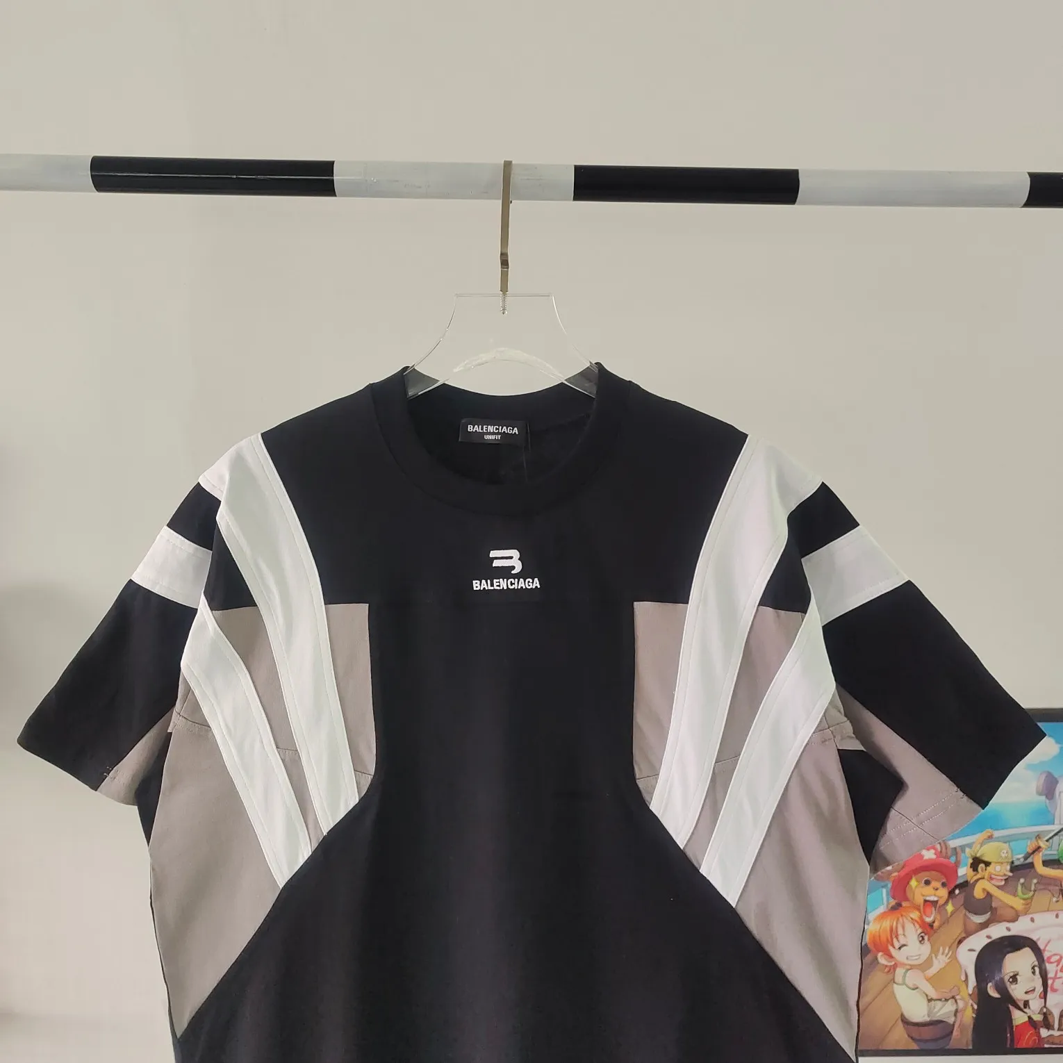 [New arrival] The top tested version of BALENCIAGA/Balenciaga 22SS spliced heavy industry male and female couple star same style short-sleeved T-shirt. Here is an explanation why it is dozens of dollars more expensive for me than others: 1. I feel that there is nothing to explain. This product can be shipped at this price and it is already a philanthropist. The difficulty of the splicing. I changed a dozen factories and shook my head. It is a miracle that it can be shipped. 2. Each model is produced by the company. The details of the workmanship and fabrics are consistent with the original ones. There is no color difference between them and the counters. Replica is not terrible. Whoever fakes it will be embarrassed. It’s not shameful to make a replica, it’s shameful if you can’t buy the correct version if you make a replica. All of my series can be found in all major places and will be absolutely stunning! 3. The fabric is made of 280g Paris-specific double yarn. No one can make better fabrics than mine. There is really no way to compare with the ordinary version on the market. Respect it. It is authentic and costs thousands of dollars. Don’t wear the quality of street stalls. 4. The workmanship is restored in all aspects and the packaging is restored in all aspects. 5. I guarantee here that this is the highest quality you can find. Size: XS-L (the correct version size L can wear 220 pounds, which is very large) Fabric: Customized 280g custom-woven and dyed double yarn Color: Black Version: The whole piece adopts three-needle and five-thread technology, (neckline-shoulder seam-sleeve seam-pressed double thread, looks more three-dimensional and textured) The same process as the original original, classic version, small dropped shoulders, micro silhouette! ✔️Correct 240g double yarn fabric ✔️Correct high version ✔️Correct double yarn high weight thread ✔️Correct packaging details P:310
