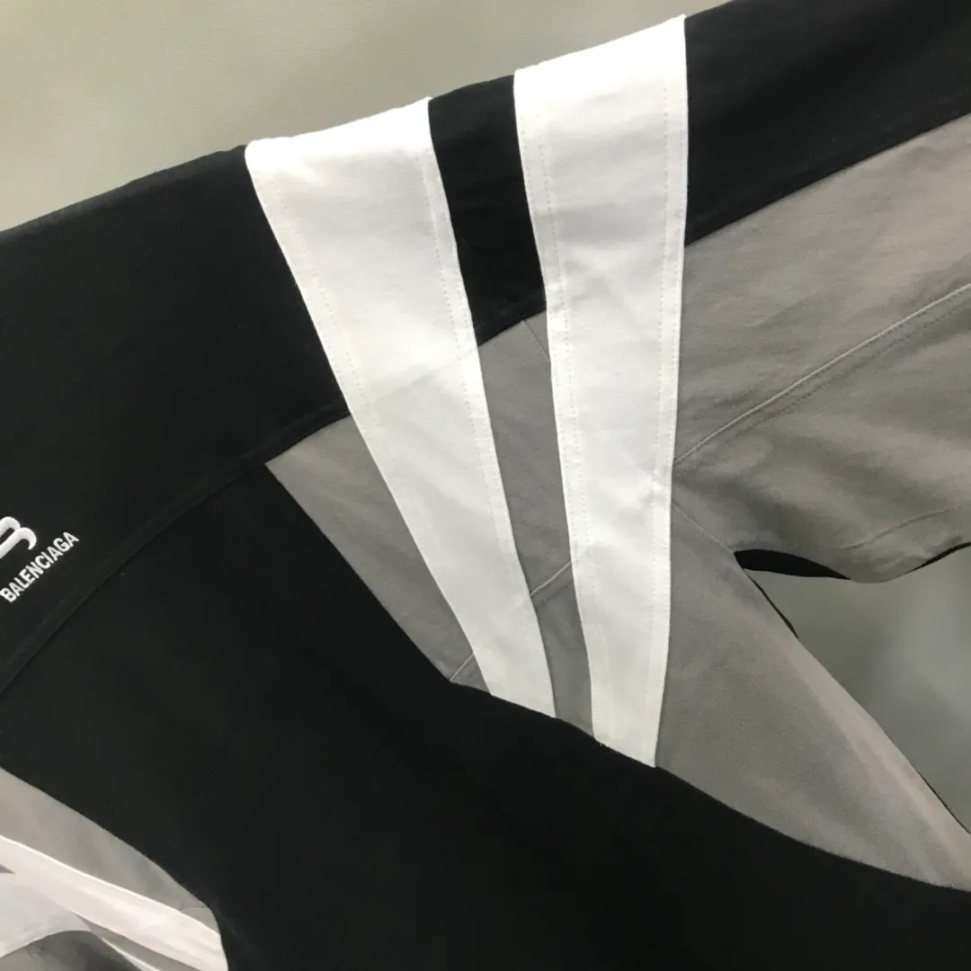 [New arrival] The top tested version of BALENCIAGA/Balenciaga 22SS spliced heavy industry male and female couple star same style short-sleeved T-shirt. Here is an explanation why it is dozens of dollars more expensive for me than others: 1. I feel that there is nothing to explain. This product can be shipped at this price and it is already a philanthropist. The difficulty of the splicing. I changed a dozen factories and shook my head. It is a miracle that it can be shipped. 2. Each model is produced by the company. The details of the workmanship and fabrics are consistent with the original ones. There is no color difference between them and the counters. Replica is not terrible. Whoever fakes it will be embarrassed. It’s not shameful to make a replica, it’s shameful if you can’t buy the correct version if you make a replica. All of my series can be found in all major places and will be absolutely stunning! 3. The fabric is made of 280g Paris-specific double yarn. No one can make better fabrics than mine. There is really no way to compare with the ordinary version on the market. Respect it. It is authentic and costs thousands of dollars. Don’t wear the quality of street stalls. 4. The workmanship is restored in all aspects and the packaging is restored in all aspects. 5. I guarantee here that this is the highest quality you can find. Size: XS-L (the correct version size L can wear 220 pounds, which is very large) Fabric: Customized 280g custom-woven and dyed double yarn Color: Black Version: The whole piece adopts three-needle and five-thread technology, (neckline-shoulder seam-sleeve seam-pressed double thread, looks more three-dimensional and textured) The same process as the original original, classic version, small dropped shoulders, micro silhouette! ✔️Correct 240g double yarn fabric ✔️Correct high version ✔️Correct double yarn high weight thread ✔️Correct packaging details P:310