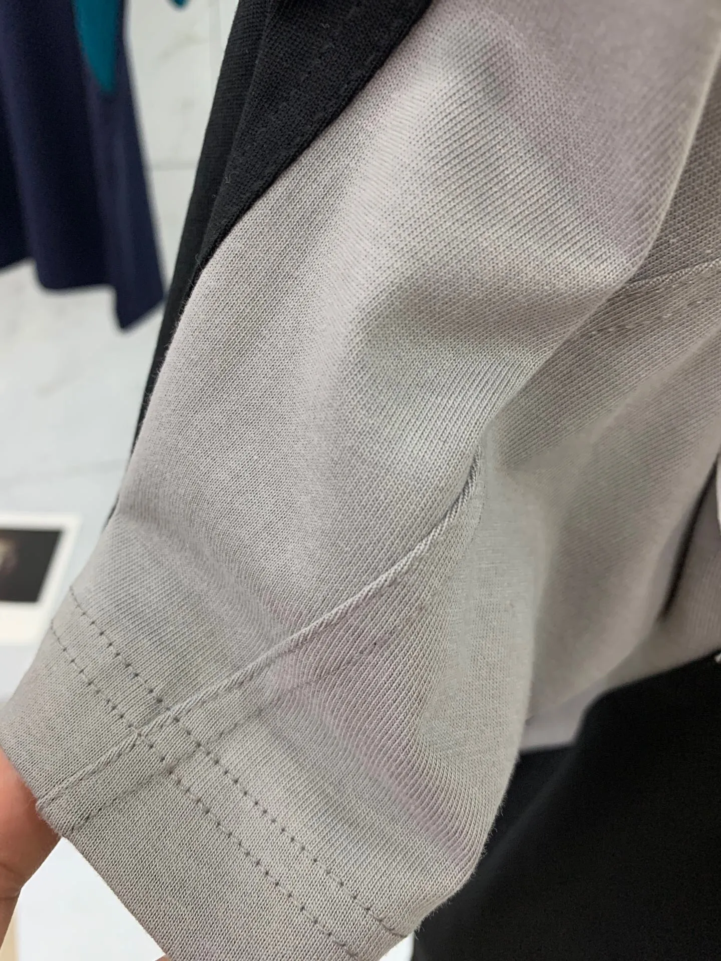 [New arrival] The top tested version of BALENCIAGA/Balenciaga 22SS spliced heavy industry male and female couple star same style short-sleeved T-shirt. Here is an explanation why it is dozens of dollars more expensive for me than others: 1. I feel that there is nothing to explain. This product can be shipped at this price and it is already a philanthropist. The difficulty of the splicing. I changed a dozen factories and shook my head. It is a miracle that it can be shipped. 2. Each model is produced by the company. The details of the workmanship and fabrics are consistent with the original ones. There is no color difference between them and the counters. Replica is not terrible. Whoever fakes it will be embarrassed. It’s not shameful to make a replica, it’s shameful if you can’t buy the correct version if you make a replica. All of my series can be found in all major places and will be absolutely stunning! 3. The fabric is made of 280g Paris-specific double yarn. No one can make better fabrics than mine. There is really no way to compare with the ordinary version on the market. Respect it. It is authentic and costs thousands of dollars. Don’t wear the quality of street stalls. 4. The workmanship is restored in all aspects and the packaging is restored in all aspects. 5. I guarantee here that this is the highest quality you can find. Size: XS-L (the correct version size L can wear 220 pounds, which is very large) Fabric: Customized 280g custom-woven and dyed double yarn Color: Black Version: The whole piece adopts three-needle and five-thread technology, (neckline-shoulder seam-sleeve seam-pressed double thread, looks more three-dimensional and textured) The same process as the original original, classic version, small dropped shoulders, micro silhouette! ✔️Correct 240g double yarn fabric ✔️Correct high version ✔️Correct double yarn high weight thread ✔️Correct packaging details P:310