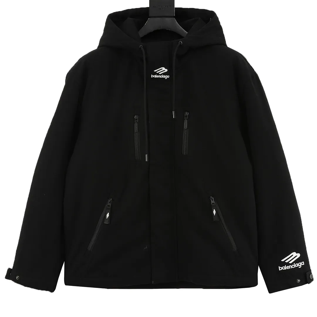 🅿️570 Balenciaga/Balenciaga logo embroidered ski quilted jacket. Custom-woven and dyed same-grain plaid fabric with 7*8 plaid pattern, plus special technology to achieve national standard snowproof, windproof and waterproof performance. The cost is extremely high. The inner 5A grade Xinjiang cotton has high density, strong elasticity and excellent thermal insulation effect. Custom-made inner belt anti-slip strips are made of imported rubber material to ensure no deformation, no hardening, and perfect waist fit. , no wind will leak or snow will enter during intense exercise, and can be removed for daily wear without affecting the overall effect. The waterproof zipper on the inside of the sleeve is waterproof and can wick away sweat and breathable after strenuous exercise. There are sleeves on the inside of the left and right sleeves, which can be worn during skiing and can be hidden during daily leisure. It can be worn both for sports and daily wear. , independent mold opening hardware, snap buttons, and eyelets to distinguish the original mold opening, distinguish market products, and restore to the greatest extent, ready-made garment assembly line production, domestic first-line professional ski clothing factory manufacturing, foreign trade export quality, each worker has a process to ensure timeliness while ensuring consistent quality. Imported round-head needles 1 inch 12 needles are used to ensure the waterproof effect of the clothes. Size: XS-L