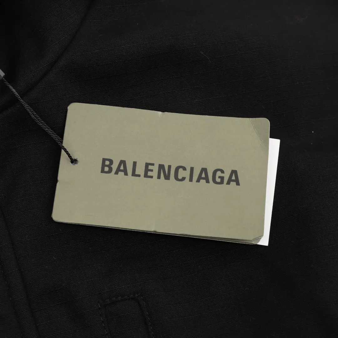 🅿️570 Balenciaga/Balenciaga logo embroidered ski quilted jacket. Custom-woven and dyed same-grain plaid fabric with 7*8 plaid pattern, plus special technology to achieve national standard snowproof, windproof and waterproof performance. The cost is extremely high. The inner 5A grade Xinjiang cotton has high density, strong elasticity and excellent thermal insulation effect. Custom-made inner belt anti-slip strips are made of imported rubber material to ensure no deformation, no hardening, and perfect waist fit. , no wind will leak or snow will enter during intense exercise, and can be removed for daily wear without affecting the overall effect. The waterproof zipper on the inside of the sleeve is waterproof and can wick away sweat and breathable after strenuous exercise. There are sleeves on the inside of the left and right sleeves, which can be worn during skiing and can be hidden during daily leisure. It can be worn both for sports and daily wear. , independent mold opening hardware, snap buttons, and eyelets to distinguish the original mold opening, distinguish market products, and restore to the greatest extent, ready-made garment assembly line production, domestic first-line professional ski clothing factory manufacturing, foreign trade export quality, each worker has a process to ensure timeliness while ensuring consistent quality. Imported round-head needles 1 inch 12 needles are used to ensure the waterproof effect of the clothes. Size: XS-L