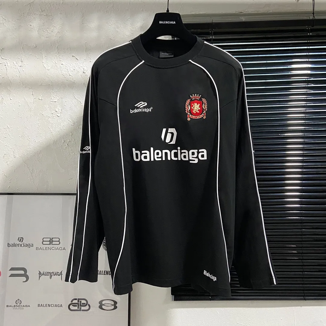 🅿️250 8151# Real photos Top version [[BALENCIA*GA] Official website quality Paris new joint football jersey long-sleeved T-shirt OS version Loose dropped shoulders Unisex style Fabric: 260g 100% cotton double yarn Process: Front and rear panel printing Front panel embroidery Garment washing Shape solid Color: Black White Pink Red Fluorescent Yellow Size: XS S M L