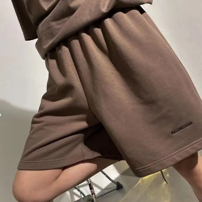 ♻️💯Refer to the model picture for the upper body❤️The top tested version of BALENCIAGA basic embroidered cotton loose shorts for men and women, the same fashion brand shorts. Fabric: Customized fish scale terry cotton fabric 440 grams, super heavy, ready-to-wear washed and soft to the touch. Printing: Japanese Tajima embroidery technology is used, the embroidery is accurate, the printing is meticulous and full, and there is no thread skipping. Accessories: Customized full set of BLCG accessories Color: dark brown, gray, black, white Size: XS-L P:310