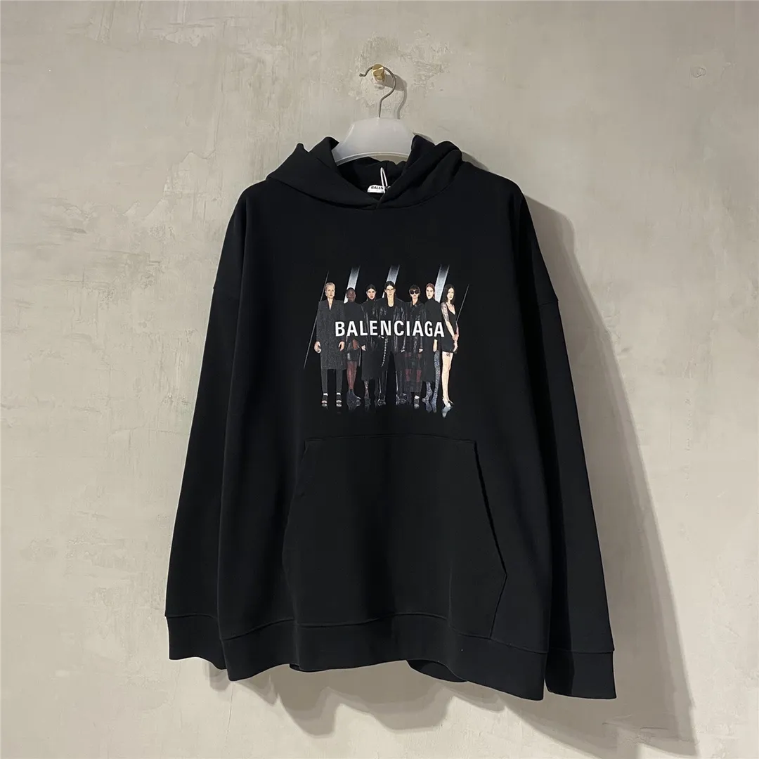 The certified version of BALENCIAGA Balenciaga portrait band B family hooded sweatshirt 1:1 restored replica version is a popular hot item in ins Xiaohongshu and a popular recommendation from Internet celebrity bloggers. The fabric is made of 480 grams of large terry cotton fabric, and has been pre-shrunk to a weight of about 520 grams. The original purchase is made and patterned, and the positioning and cutting process is used! Pure version! The imported Israeli Kornit digital direct-injection printing technology makes the reflection of characters three-dimensional and real. This is also the first place to look for identification. I make every piece of clothing with conscience and strive for excellence in every aspect. Just to sell a piece of clothing and retain a customer. Although our products are a little more expensive than others, the expensive money is kept in the clothes and is definitely not imported into my pocket.  Customized washable labels, bag labels, and collar labels. Can reach professional level.  Restore the 1:1 replica craftsmanship! B's new early autumn series, a very high-end series of single items for men and women!  Size: XS-L Color: Black P:450