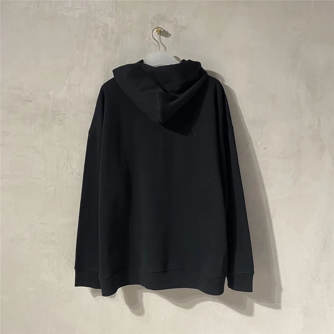The certified version of BALENCIAGA Balenciaga portrait band B family hooded sweatshirt 1:1 restored replica version is a popular hot item in ins Xiaohongshu and a popular recommendation from Internet celebrity bloggers. The fabric is made of 480 grams of large terry cotton fabric, and has been pre-shrunk to a weight of about 520 grams. The original purchase is made and patterned, and the positioning and cutting process is used! Pure version! The imported Israeli Kornit digital direct-injection printing technology makes the reflection of characters three-dimensional and real. This is also the first place to look for identification. I make every piece of clothing with conscience and strive for excellence in every aspect. Just to sell a piece of clothing and retain a customer. Although our products are a little more expensive than others, the expensive money is kept in the clothes and is definitely not imported into my pocket.  Customized washable labels, bag labels, and collar labels. Can reach professional level.  Restore the 1:1 replica craftsmanship! B's new early autumn series, a very high-end series of single items for men and women!  Size: XS-L Color: Black P:450