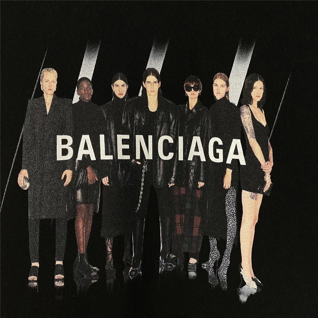 The certified version of BALENCIAGA Balenciaga portrait band B family hooded sweatshirt 1:1 restored replica version is a popular hot item in ins Xiaohongshu and a popular recommendation from Internet celebrity bloggers. The fabric is made of 480 grams of large terry cotton fabric, and has been pre-shrunk to a weight of about 520 grams. The original purchase is made and patterned, and the positioning and cutting process is used! Pure version! The imported Israeli Kornit digital direct-injection printing technology makes the reflection of characters three-dimensional and real. This is also the first place to look for identification. I make every piece of clothing with conscience and strive for excellence in every aspect. Just to sell a piece of clothing and retain a customer. Although our products are a little more expensive than others, the expensive money is kept in the clothes and is definitely not imported into my pocket.  Customized washable labels, bag labels, and collar labels. Can reach professional level.  Restore the 1:1 replica craftsmanship! B's new early autumn series, a very high-end series of single items for men and women!  Size: XS-L Color: Black P:450
