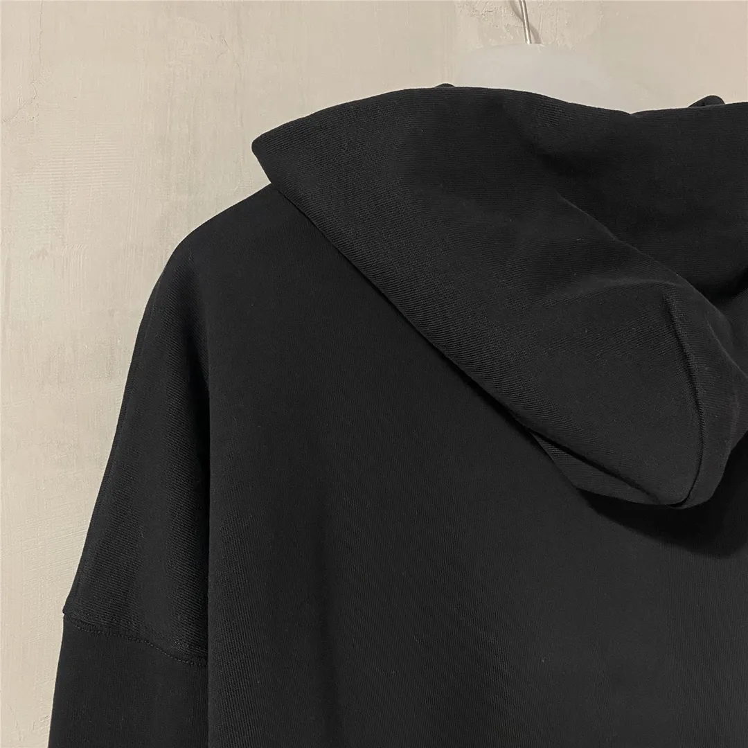 The certified version of BALENCIAGA Balenciaga portrait band B family hooded sweatshirt 1:1 restored replica version is a popular hot item in ins Xiaohongshu and a popular recommendation from Internet celebrity bloggers. The fabric is made of 480 grams of large terry cotton fabric, and has been pre-shrunk to a weight of about 520 grams. The original purchase is made and patterned, and the positioning and cutting process is used! Pure version! The imported Israeli Kornit digital direct-injection printing technology makes the reflection of characters three-dimensional and real. This is also the first place to look for identification. I make every piece of clothing with conscience and strive for excellence in every aspect. Just to sell a piece of clothing and retain a customer. Although our products are a little more expensive than others, the expensive money is kept in the clothes and is definitely not imported into my pocket.  Customized washable labels, bag labels, and collar labels. Can reach professional level.  Restore the 1:1 replica craftsmanship! B's new early autumn series, a very high-end series of single items for men and women!  Size: XS-L Color: Black P:450