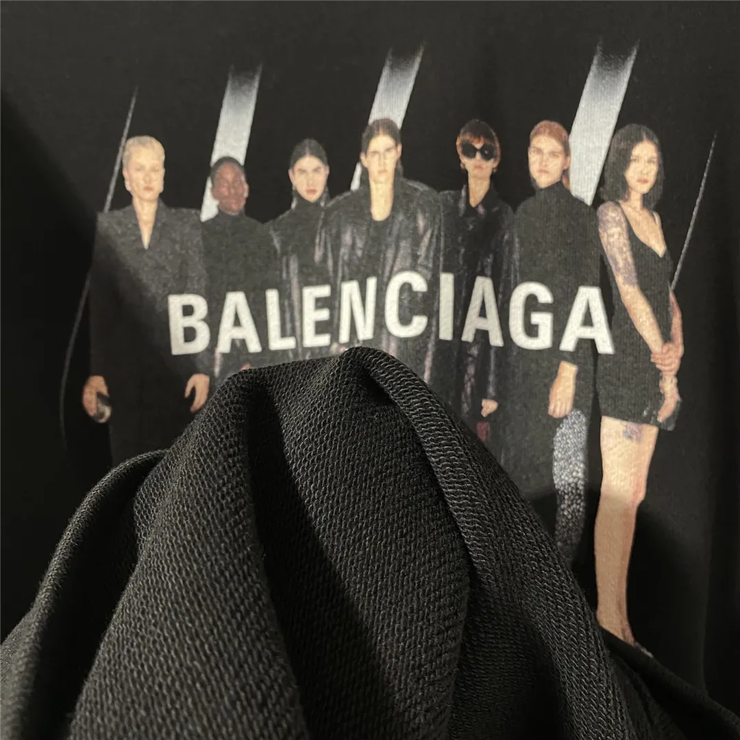 The certified version of BALENCIAGA Balenciaga portrait band B family hooded sweatshirt 1:1 restored replica version is a popular hot item in ins Xiaohongshu and a popular recommendation from Internet celebrity bloggers. The fabric is made of 480 grams of large terry cotton fabric, and has been pre-shrunk to a weight of about 520 grams. The original purchase is made and patterned, and the positioning and cutting process is used! Pure version! The imported Israeli Kornit digital direct-injection printing technology makes the reflection of characters three-dimensional and real. This is also the first place to look for identification. I make every piece of clothing with conscience and strive for excellence in every aspect. Just to sell a piece of clothing and retain a customer. Although our products are a little more expensive than others, the expensive money is kept in the clothes and is definitely not imported into my pocket.  Customized washable labels, bag labels, and collar labels. Can reach professional level.  Restore the 1:1 replica craftsmanship! B's new early autumn series, a very high-end series of single items for men and women!  Size: XS-L Color: Black P:450