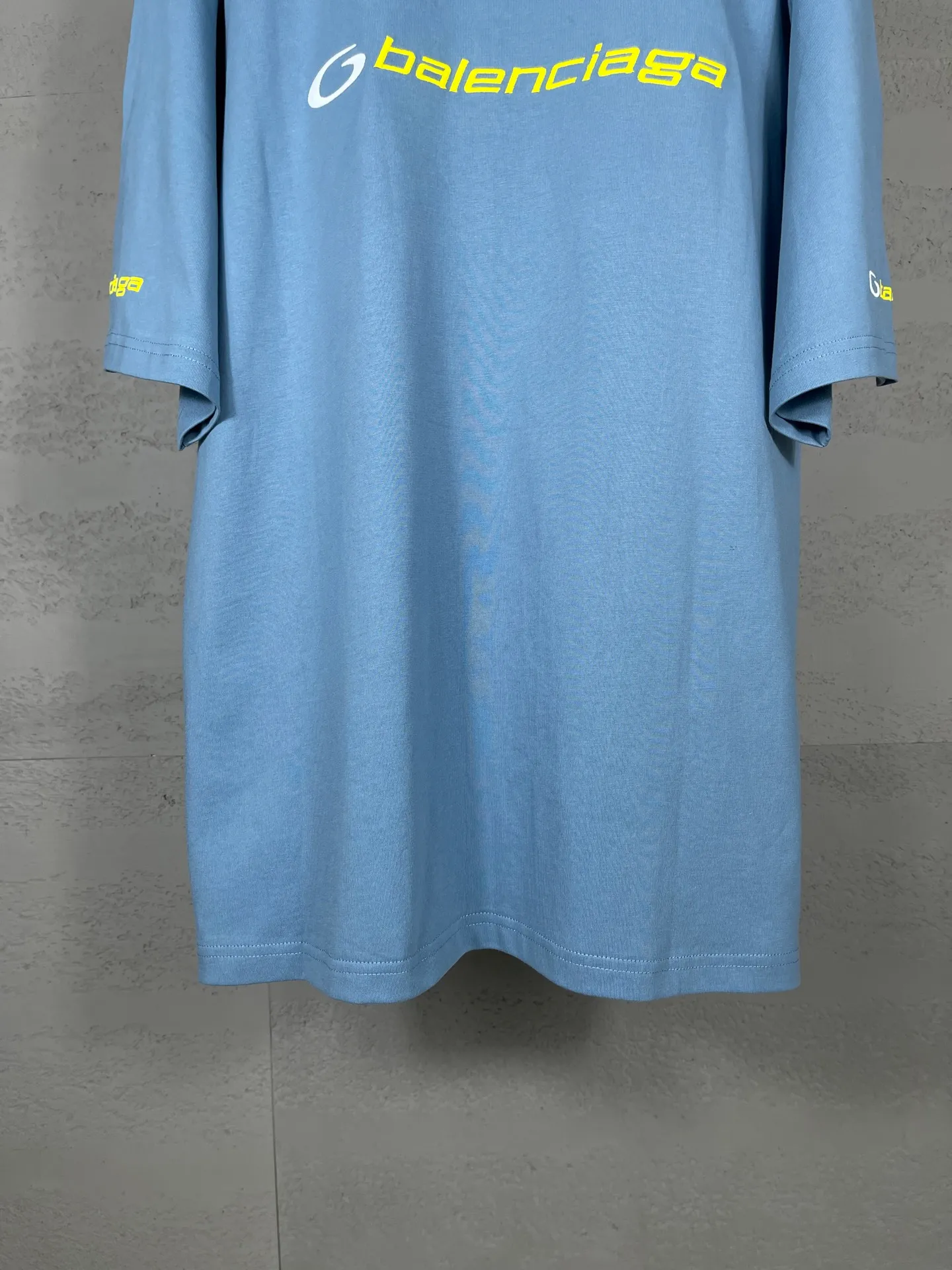 🅿️194 Real photos [Top version. Official website quality] BALENCI*GA/Paris BALENCI*GA# new style, 2025 new letter LOGO on the front and back, exquisite embroidery on the left and right cuffs of short-sleeved T-shirts. Brick cabinet synchronization. Welcome to compare. The fabric is made of Paris ZP custom-woven and dyed 100% cotton double-yarn compact cotton. The weight is 260 grams. The cloth surface is clean. The cloth pattern is clear. It is soft and comfortable. It has good color fastness and is not easy to change color. The threads are woven and dyed with no color difference. The embroidery is done using a Tajima embroidery machine, with clear patterns and three-dimensional letters. Comparisons welcome. Restore brick cabinet. The version adopts OS loose shoulder version. Same style for men and women. Code: BL253680 Color: black. Mist Blue Size: XS S M L