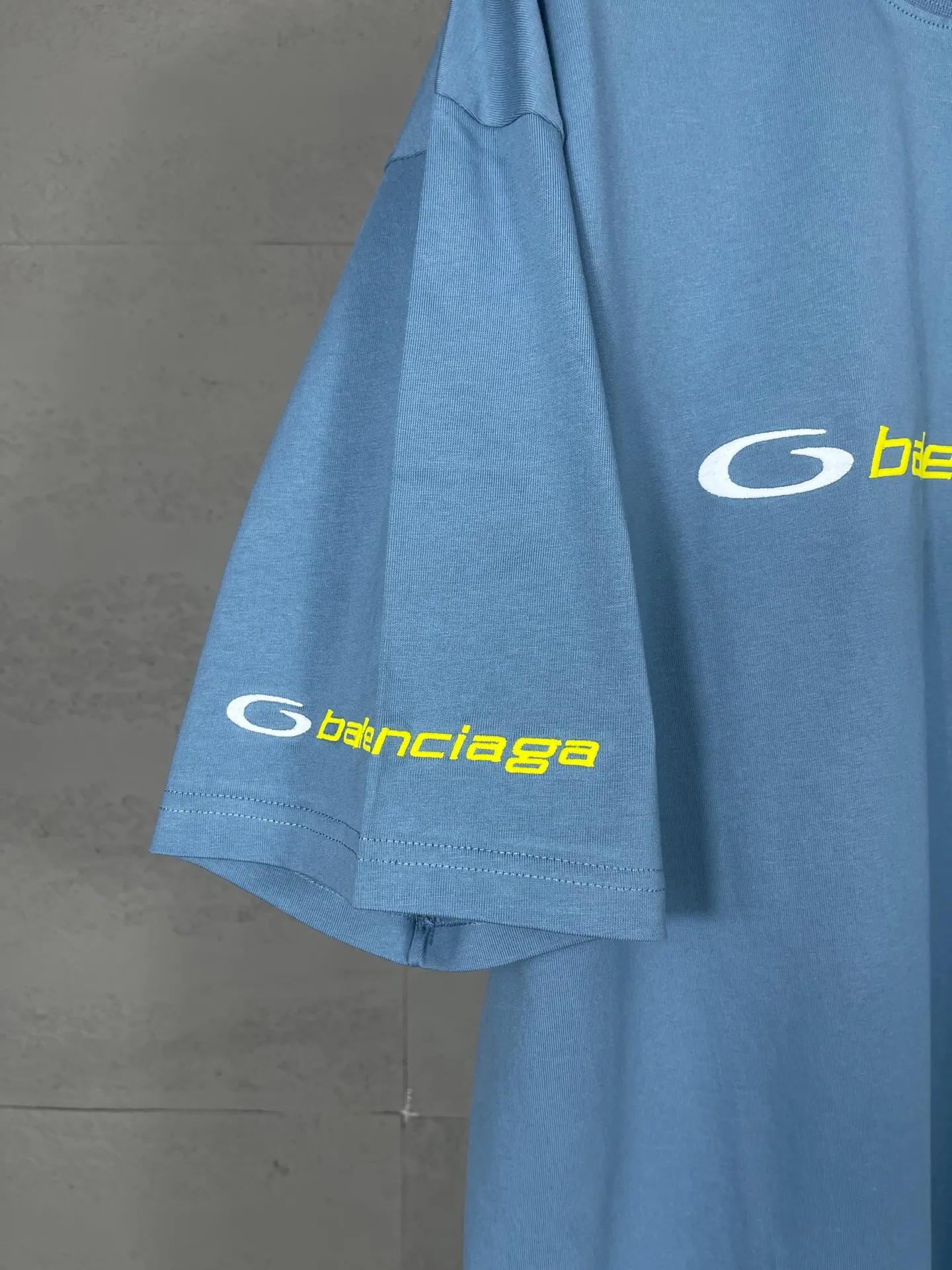 🅿️194 Real photos [Top version. Official website quality] BALENCI*GA/Paris BALENCI*GA# new style, 2025 new letter LOGO on the front and back, exquisite embroidery on the left and right cuffs of short-sleeved T-shirts. Brick cabinet synchronization. Welcome to compare. The fabric is made of Paris ZP custom-woven and dyed 100% cotton double-yarn compact cotton. The weight is 260 grams. The cloth surface is clean. The cloth pattern is clear. It is soft and comfortable. It has good color fastness and is not easy to change color. The threads are woven and dyed with no color difference. The embroidery is done using a Tajima embroidery machine, with clear patterns and three-dimensional letters. Comparisons welcome. Restore brick cabinet. The version adopts OS loose shoulder version. Same style for men and women. Code: BL253680 Color: black. Mist Blue Size: XS S M L