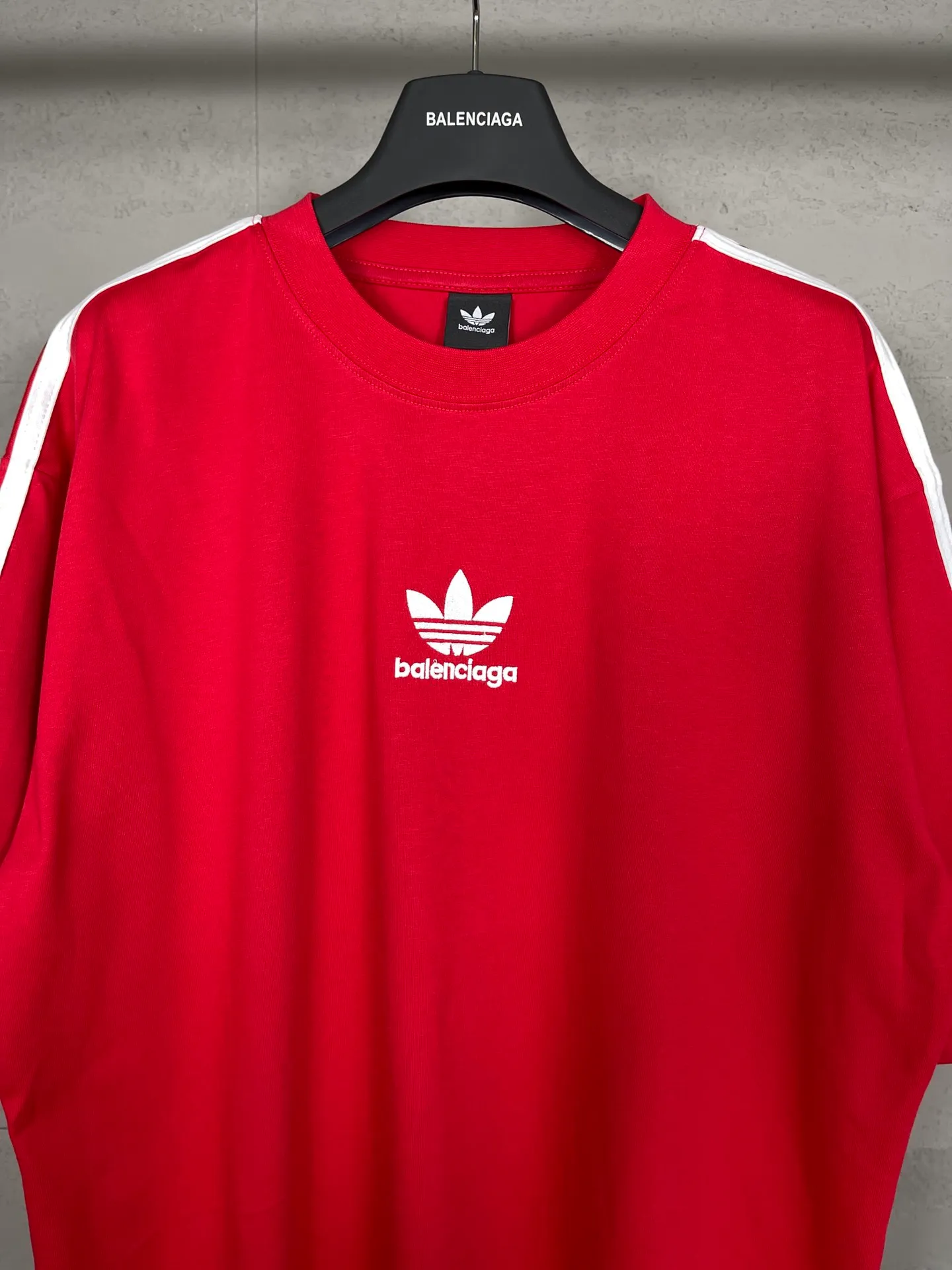 🅿️186 Real photos [Top version. Official website quality] BALENCI*GA/Paris co-branded Adidas three-leaf clover three-stripe LOGO embroidered short-sleeved T-shirt# The fabric is made of Paris ZP custom-woven and dyed cotton double yarn. Weighing 260 grams, the cloth surface is clean. The cloth pattern is clear, soft and comfortable. The threads are dyed with no color difference. The classic pattern embroidery uses imported embroidery, and the letters are clear, three-dimensional and without rough edges. Jubie market produces pictures based on pictures. Welcome to compare. The version adopts OS loose shoulder design. Same style for men and women. Code: BL223018 Color: black, white, blue, pink, red Size: XS to L
