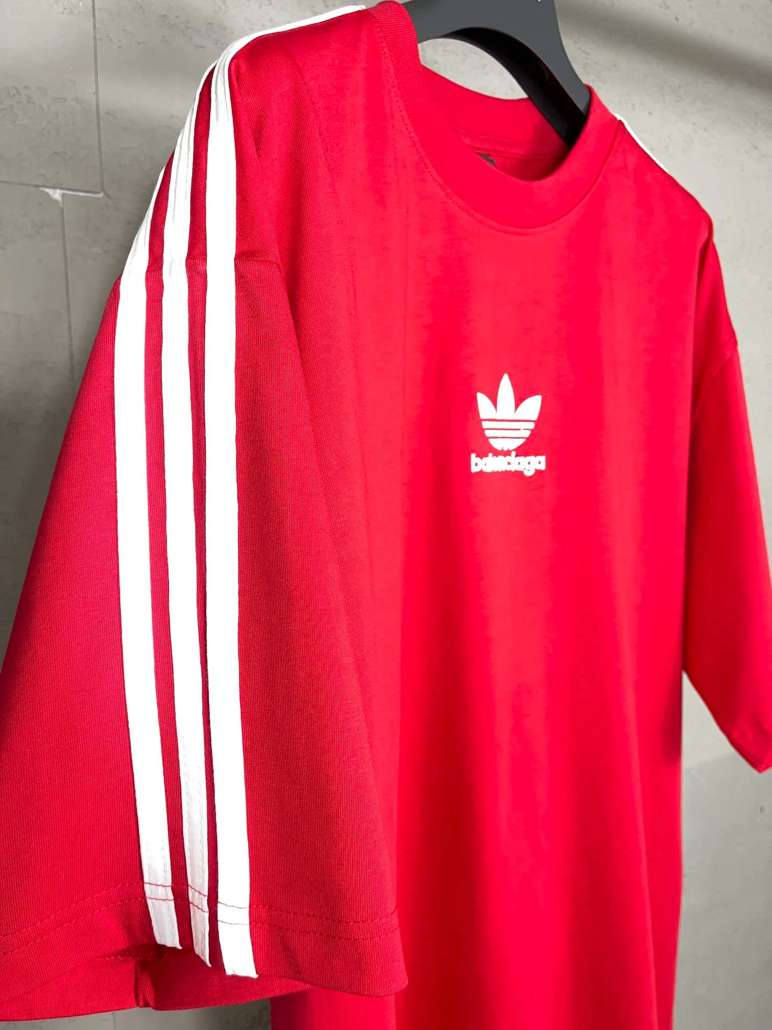 🅿️186 Real photos [Top version. Official website quality] BALENCI*GA/Paris co-branded Adidas three-leaf clover three-stripe LOGO embroidered short-sleeved T-shirt# The fabric is made of Paris ZP custom-woven and dyed cotton double yarn. Weighing 260 grams, the cloth surface is clean. The cloth pattern is clear, soft and comfortable. The threads are dyed with no color difference. The classic pattern embroidery uses imported embroidery, and the letters are clear, three-dimensional and without rough edges. Jubie market produces pictures based on pictures. Welcome to compare. The version adopts OS loose shoulder design. Same style for men and women. Code: BL223018 Color: black, white, blue, pink, red Size: XS to L