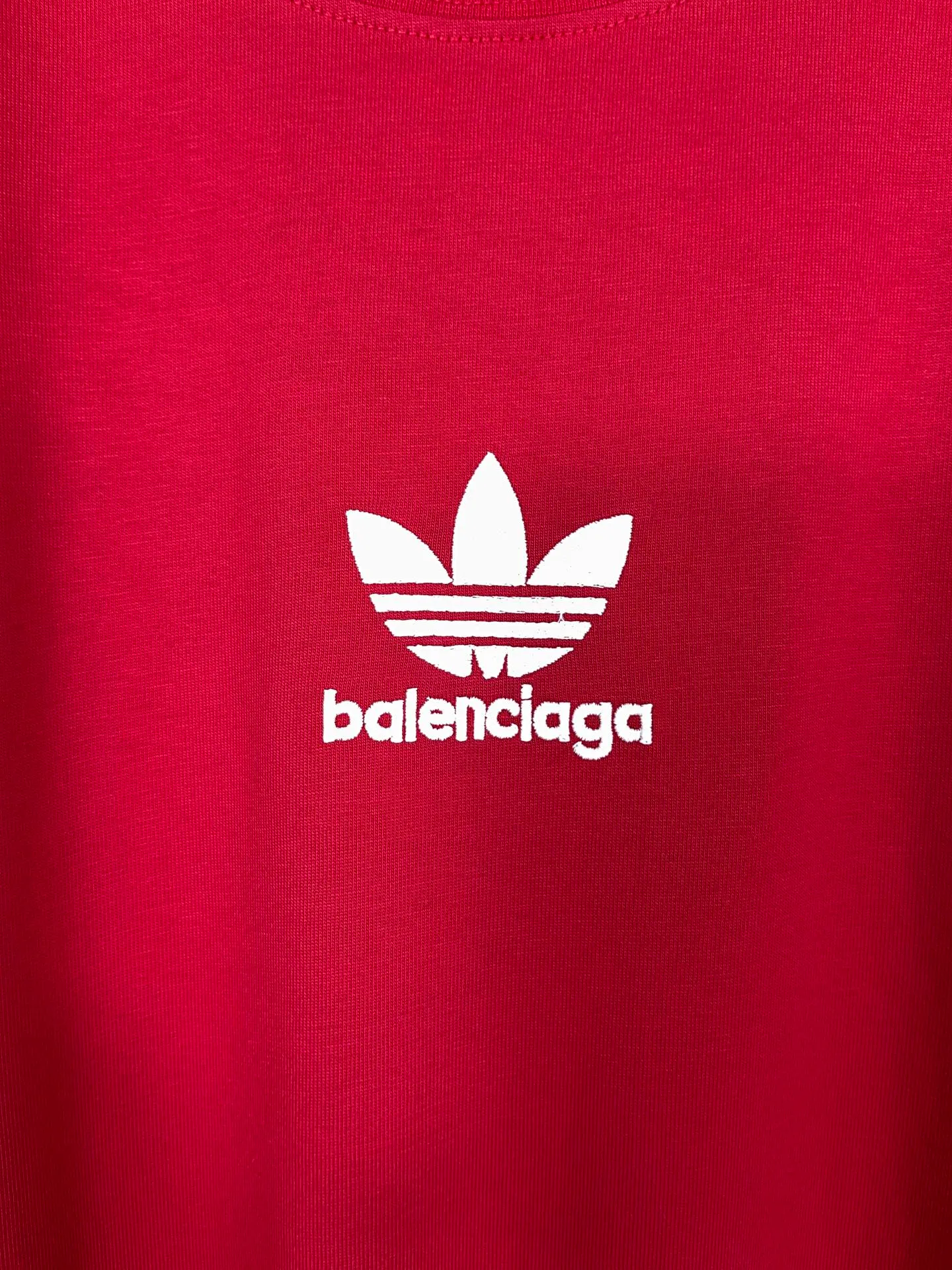 🅿️186 Real photos [Top version. Official website quality] BALENCI*GA/Paris co-branded Adidas three-leaf clover three-stripe LOGO embroidered short-sleeved T-shirt# The fabric is made of Paris ZP custom-woven and dyed cotton double yarn. Weighing 260 grams, the cloth surface is clean. The cloth pattern is clear, soft and comfortable. The threads are dyed with no color difference. The classic pattern embroidery uses imported embroidery, and the letters are clear, three-dimensional and without rough edges. Jubie market produces pictures based on pictures. Welcome to compare. The version adopts OS loose shoulder design. Same style for men and women. Code: BL223018 Color: black, white, blue, pink, red Size: XS to L