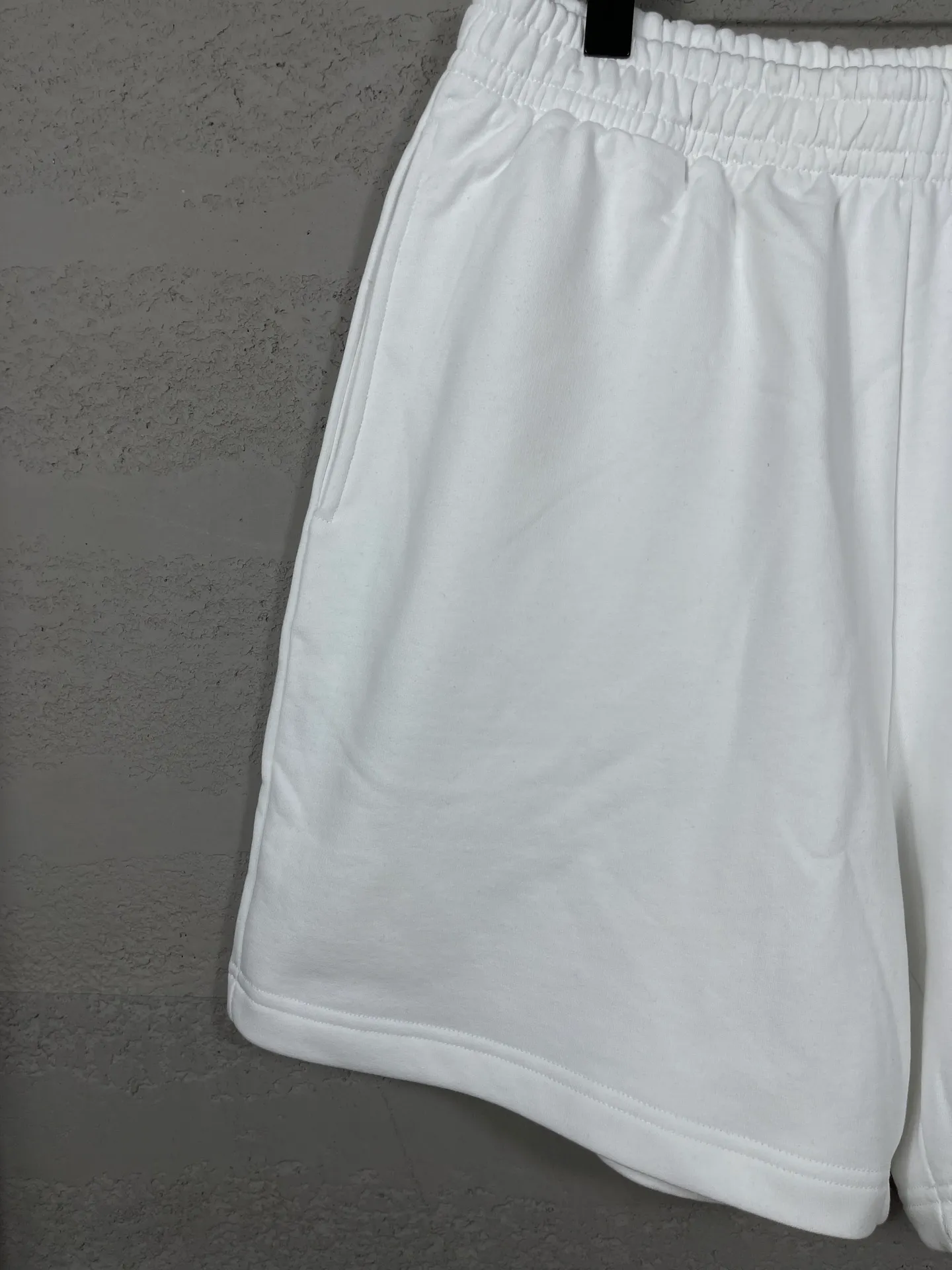 🅿️210 real photos [Top version. Official website quality] BALENCI*GA/Paris. 2025 new model. New embroidered shorts co-branded by Under Armor in Paris. Synchronized with brick cabinets. Developed as genuine products at the first time, please print and compare! The fabric is made of Paris ZP custom-woven and dyed 100% cotton terry sweatshirt. The weight is 460 grams. The cloth surface is clean. The cloth pattern is clear and the hand feels soft and comfortable. The embroidery uses an imported Tajima embroidery machine. The letters are clear and the effect is three-dimensional. The version adopts a loose version. Same style for men and women. Code: BL257003 Color: black, white Size: XS S M L