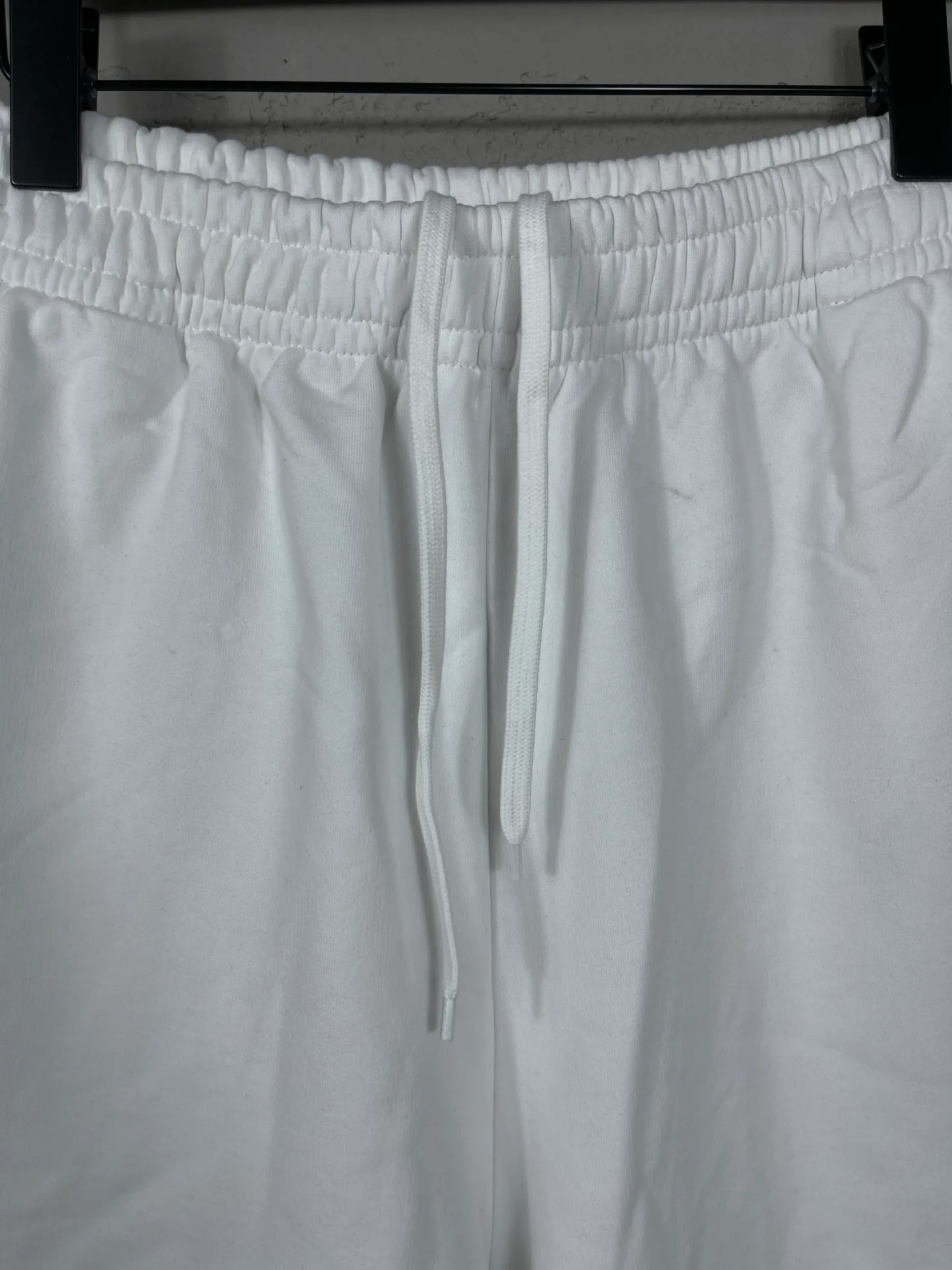 🅿️210 real photos [Top version. Official website quality] BALENCI*GA/Paris. 2025 new model. New embroidered shorts co-branded by Under Armor in Paris. Synchronized with brick cabinets. Developed as genuine products at the first time, please print and compare! The fabric is made of Paris ZP custom-woven and dyed 100% cotton terry sweatshirt. The weight is 460 grams. The cloth surface is clean. The cloth pattern is clear and the hand feels soft and comfortable. The embroidery uses an imported Tajima embroidery machine. The letters are clear and the effect is three-dimensional. The version adopts a loose version. Same style for men and women. Code: BL257003 Color: black, white Size: XS S M L